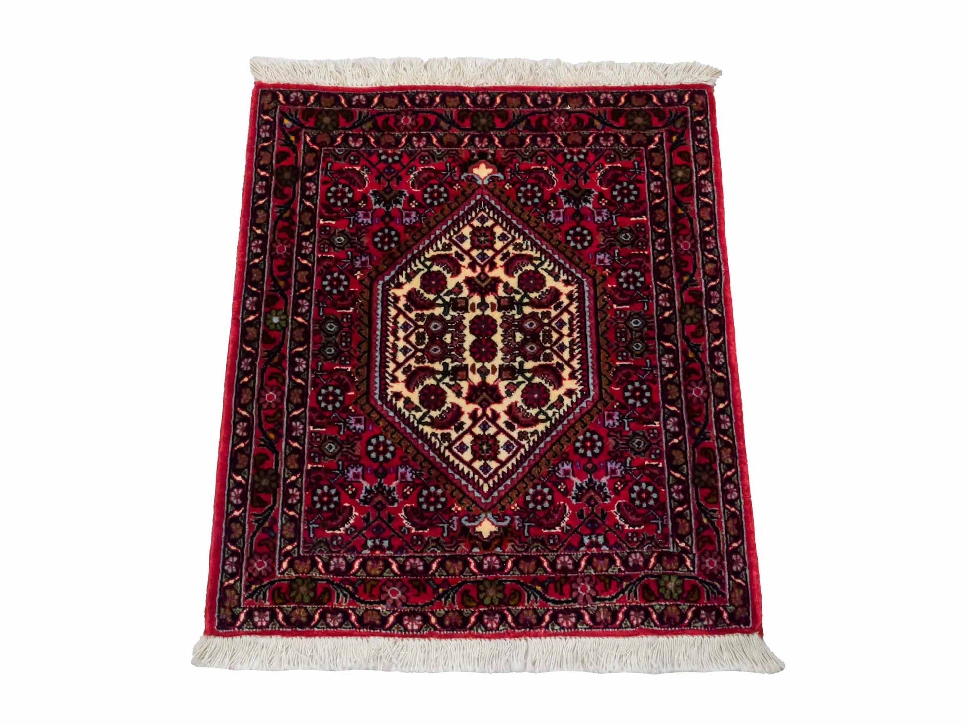 Handgeknüpfter Bidjar Sandjan Perserteppich von Khademi aus Wolle, rot. Kurdischer Dorfteppich mit geometrischem Medaillon. Von Hand geknüpft in Iran. Größe: 60 cm x 50 cm. Teppichnummer: DB3-1049. Verkauf durch Jupiter Intl.