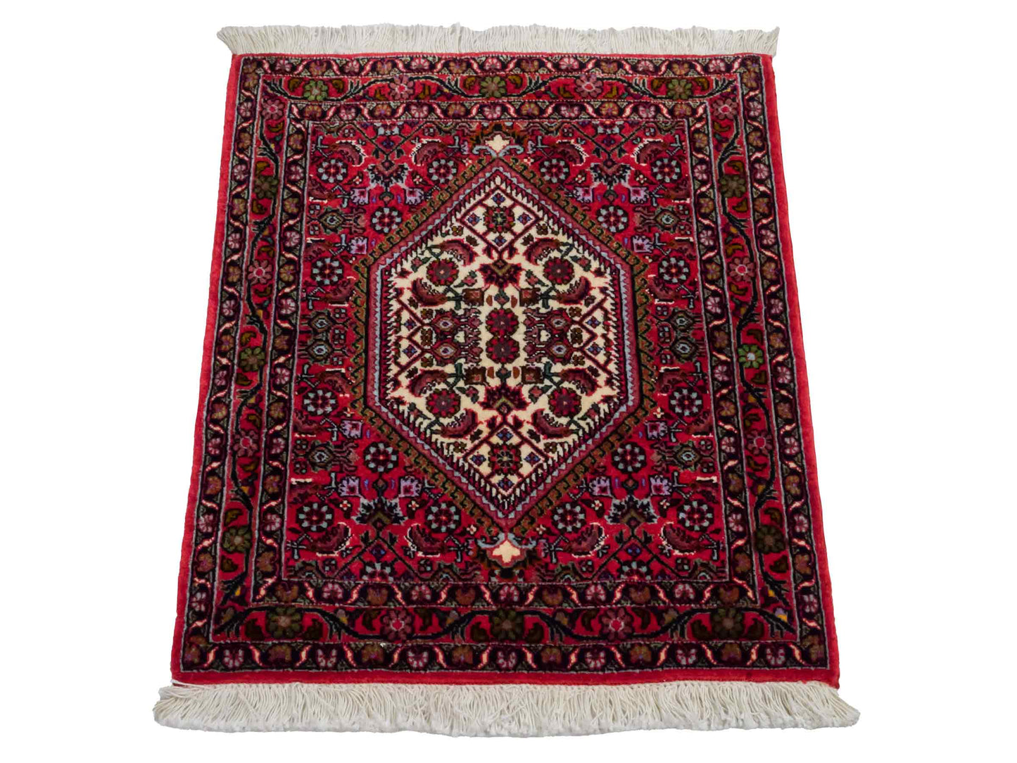 Handgeknüpfter Bidjar Sandjan Perserteppich von Khademi aus Wolle, rot. Kurdischer Dorfteppich mit geometrischem Medaillon. Von Hand geknüpft in Iran. Größe: 60 cm x 50 cm. Teppichnummer: DB3-1049. Verkauf durch Jupiter Intl.