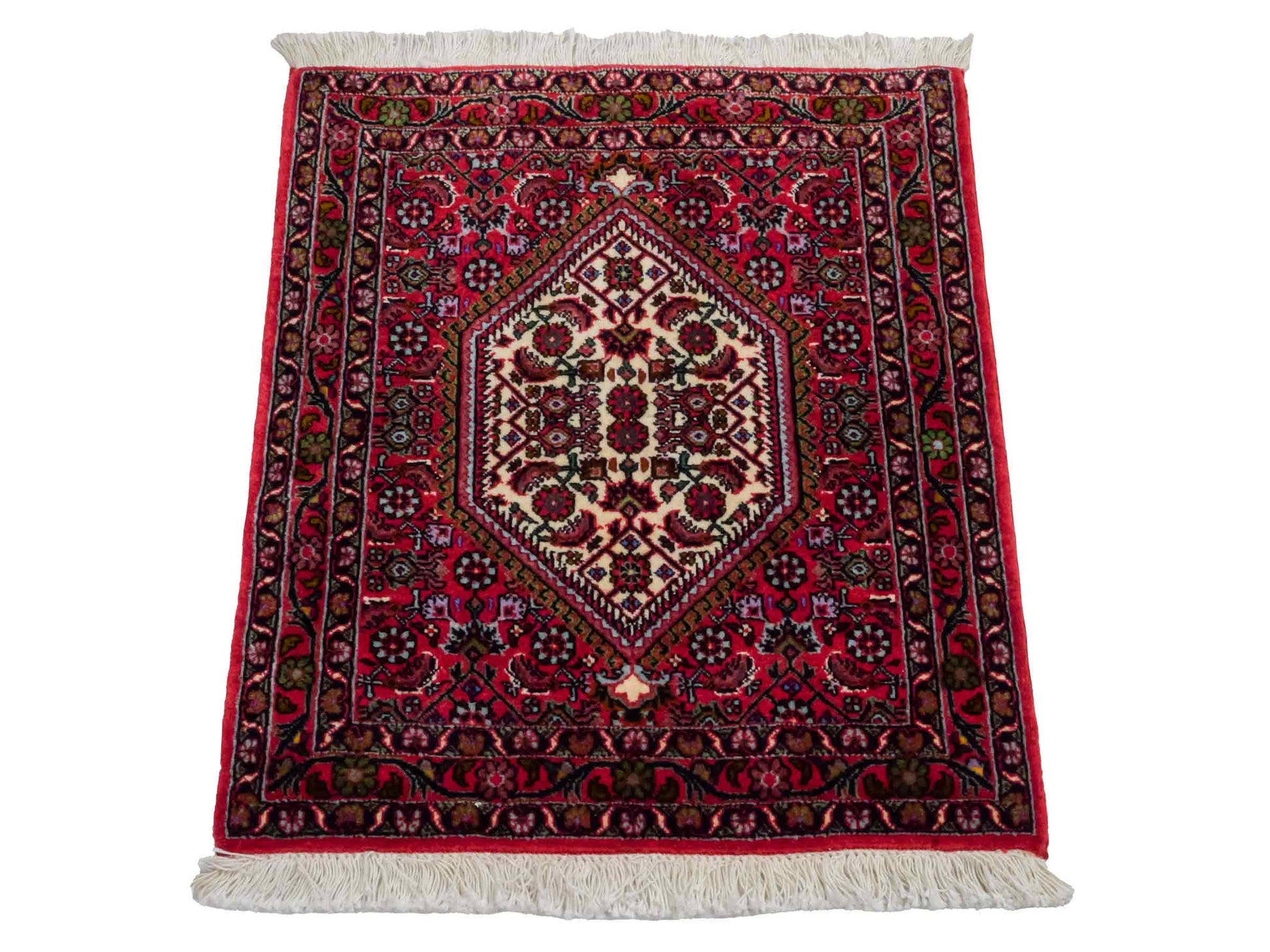 Handgeknüpfter Bidjar Sandjan Perserteppich von Khademi aus Wolle, rot. Kurdischer Dorfteppich mit geometrischem Medaillon. Von Hand geknüpft in Iran. Größe: 60 cm x 50 cm. Teppichnummer: DB3-1049. Verkauf durch Jupiter Intl.