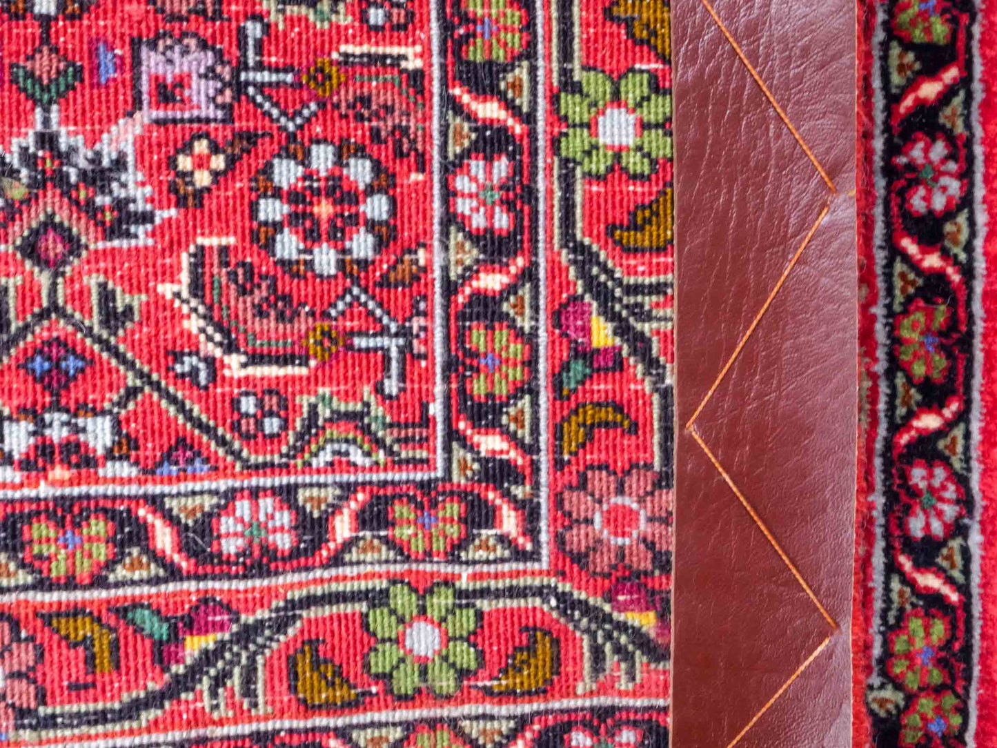 Handgeknüpfter Bidjar Sandjan Perserteppich von Khademi aus Wolle, rot. Kurdischer Dorfteppich mit geometrischem Medaillon. Von Hand geknüpft in Iran. Größe: 60 cm x 50 cm. Teppichnummer: DB3-1049. Verkauf durch Jupiter Intl.