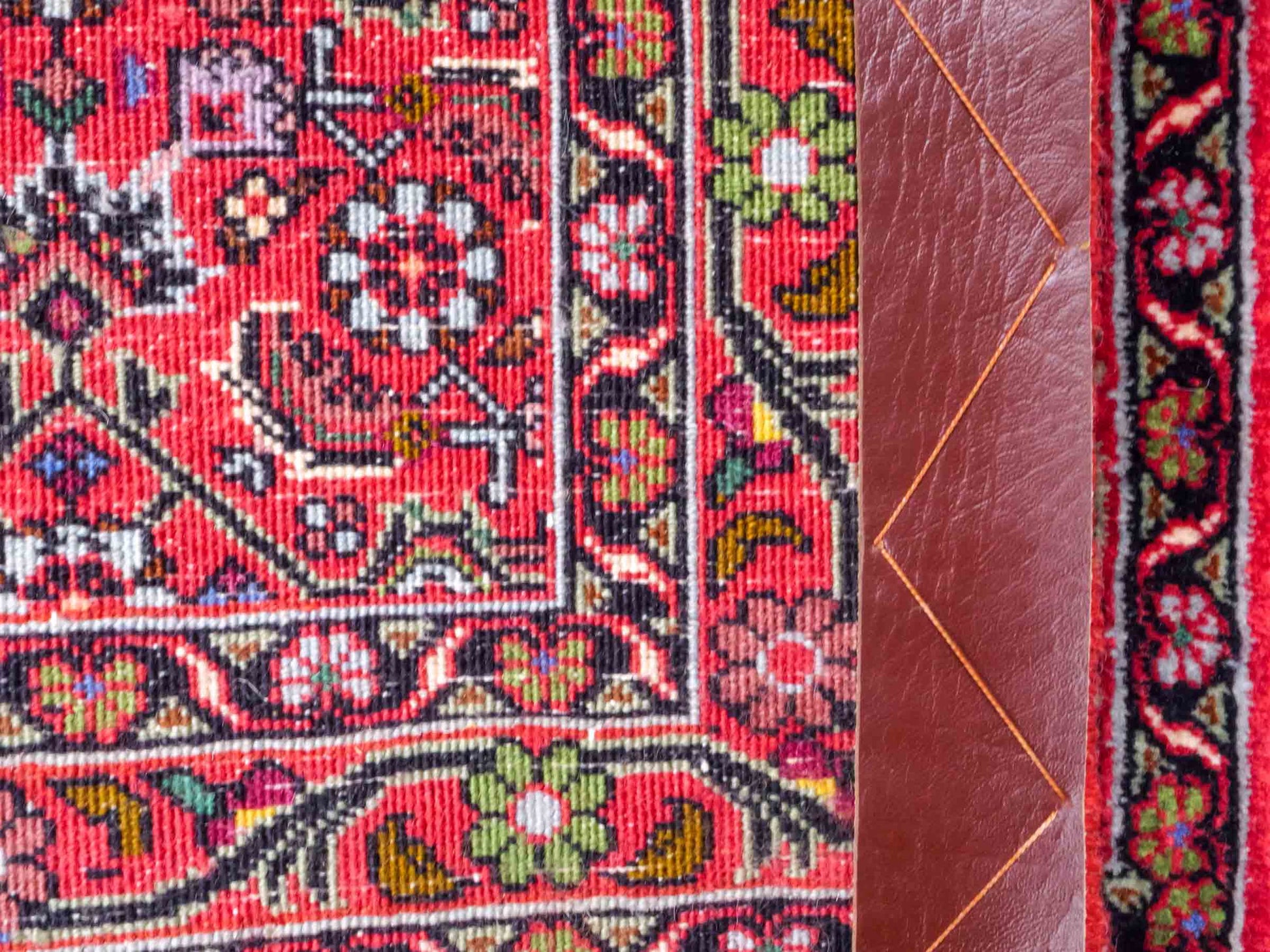 Handgeknüpfter Bidjar Sandjan Perserteppich von Khademi aus Wolle, rot. Kurdischer Dorfteppich mit geometrischem Medaillon. Von Hand geknüpft in Iran. Größe: 60 cm x 50 cm. Teppichnummer: DB3-1049. Verkauf durch Jupiter Intl.