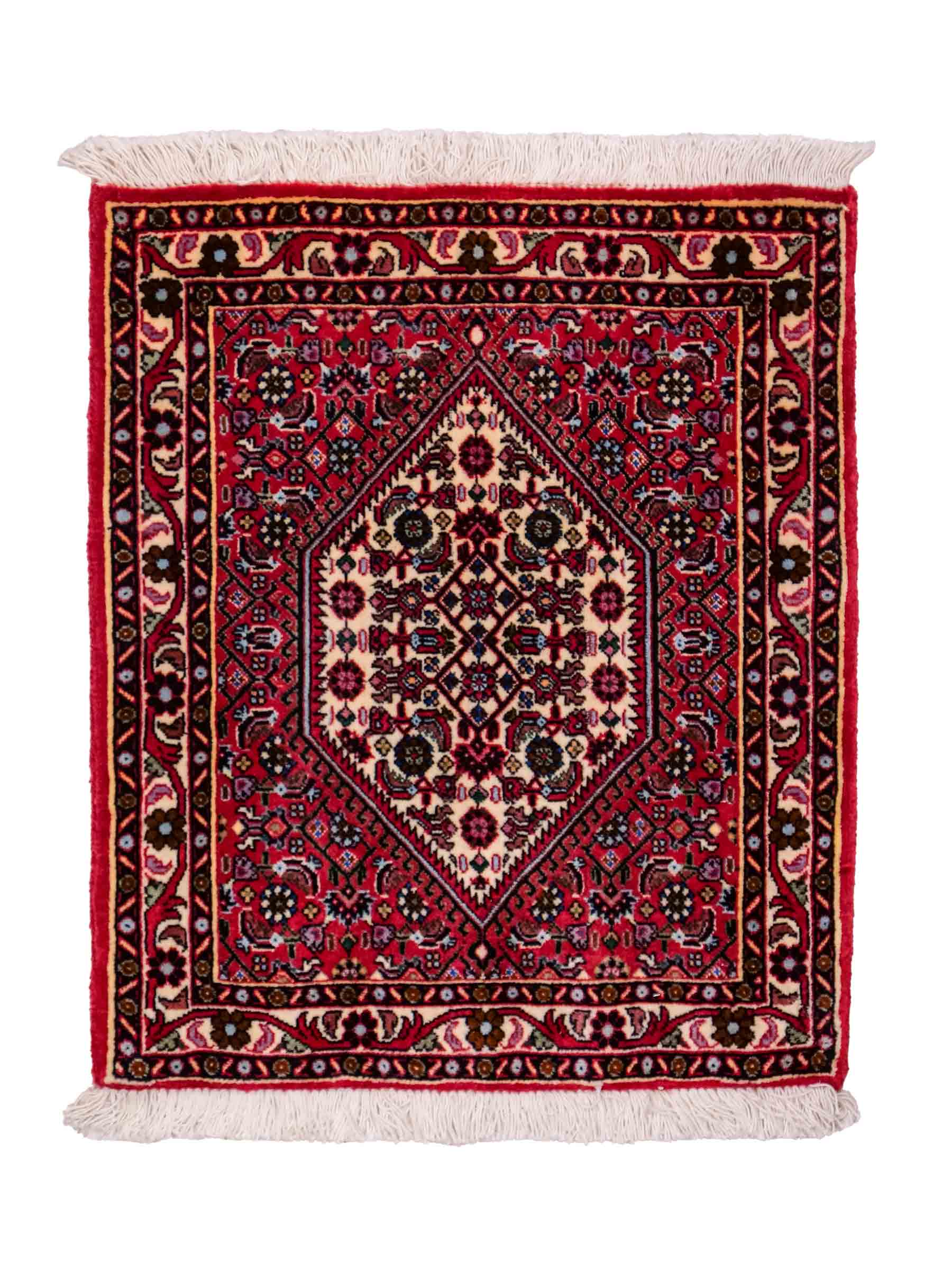 Handgeknüpfter Bidjar Sandjan Perserteppich von Khademi aus Wolle, rot. Kurdischer Dorfteppich mit geometrischem Medaillon. Von Hand geknüpft in Iran. Größe: 60 cm x 50 cm. Teppichnummer: DB3-1050. Verkauf durch Jupiter Intl.