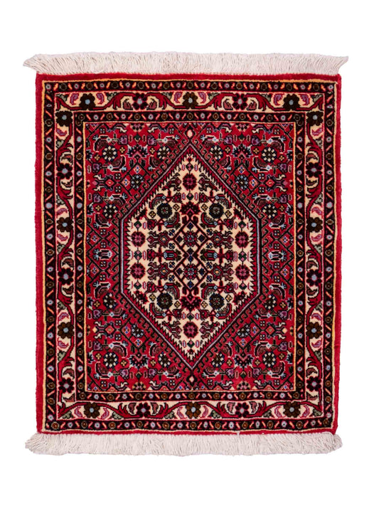 Handgeknüpfter Bidjar Sandjan Perserteppich von Khademi aus Wolle, rot. Kurdischer Dorfteppich mit geometrischem Medaillon. Von Hand geknüpft in Iran. Größe: 60 cm x 50 cm. Teppichnummer: DB3-1050. Verkauf durch Jupiter Intl.