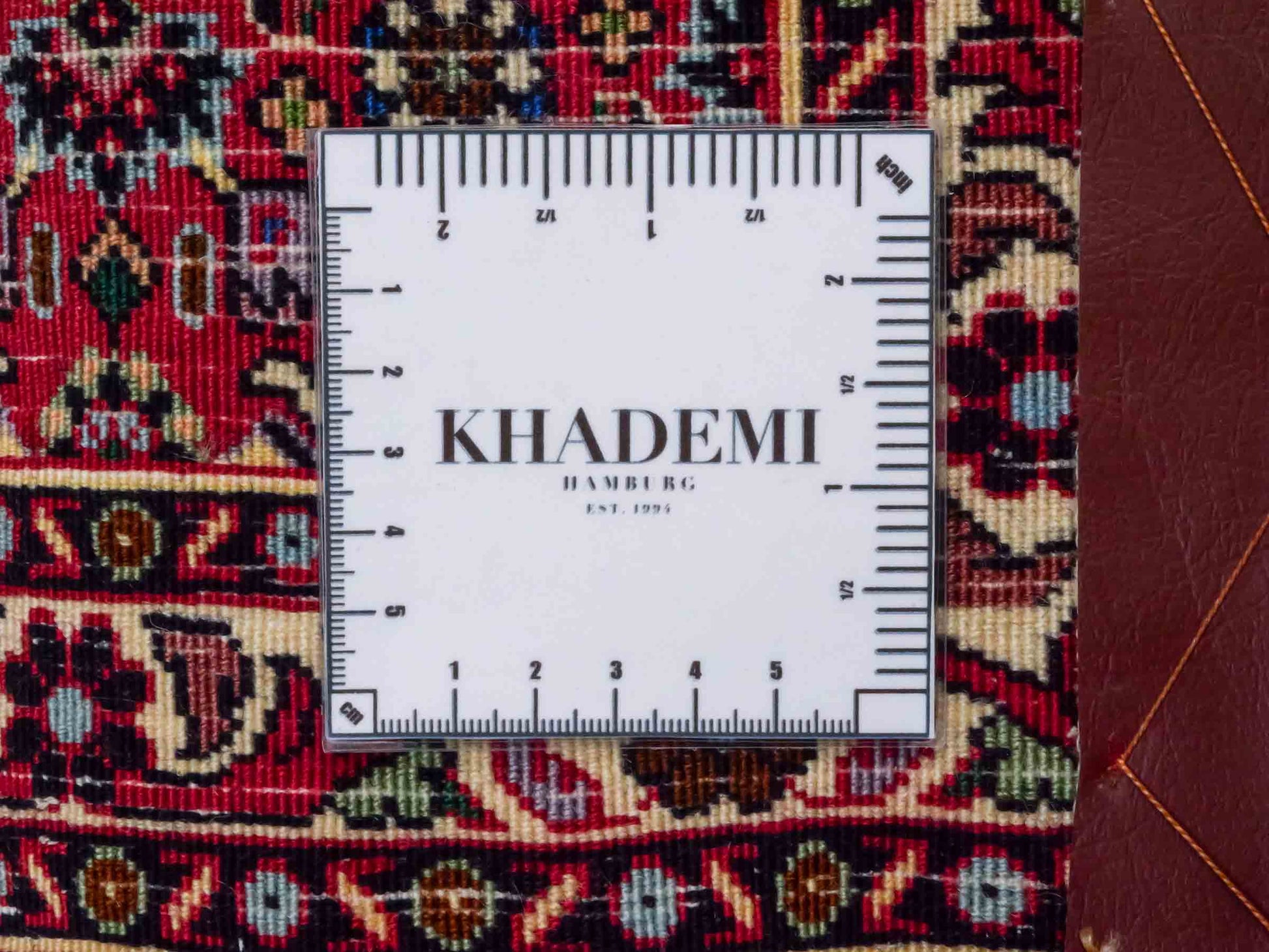 Handgeknüpfter Bidjar Sandjan Perserteppich von Khademi aus Wolle, rot. Kurdischer Dorfteppich mit geometrischem Medaillon. Von Hand geknüpft in Iran. Größe: 60 cm x 50 cm. Teppichnummer: DB3-1050. Verkauf durch Jupiter Intl.