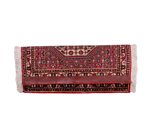 Handgeknüpfter Bidjar Sandjan Perserteppich von Khademi aus Wolle, rot. Kurdischer Dorfteppich mit geometrischem Medaillon. Von Hand geknüpft in Iran. Größe: 60 cm x 50 cm. Teppichnummer: DB3-1050. Verkauf durch Jupiter Intl.