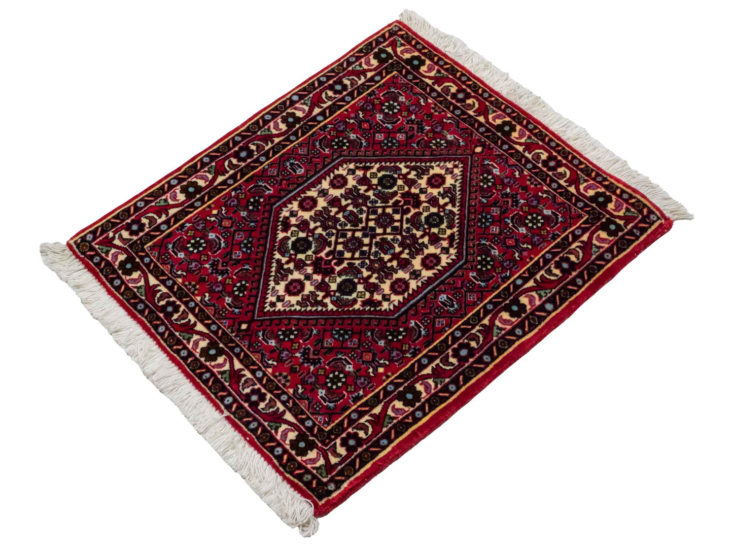 Handgeknüpfter Bidjar Sandjan Perserteppich von Khademi aus Wolle, rot. Kurdischer Dorfteppich mit geometrischem Medaillon. Von Hand geknüpft in Iran. Größe: 60 cm x 50 cm. Teppichnummer: DB3-1050. Verkauf durch Jupiter Intl.