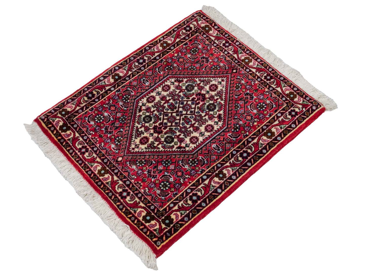 Handgeknüpfter Bidjar Sandjan Perserteppich von Khademi aus Wolle, rot. Kurdischer Dorfteppich mit geometrischem Medaillon. Von Hand geknüpft in Iran. Größe: 60 cm x 50 cm. Teppichnummer: DB3-1050. Verkauf durch Jupiter Intl.