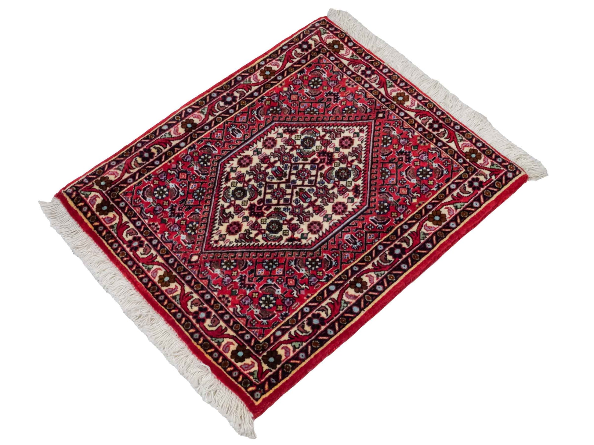 Handgeknüpfter Bidjar Sandjan Perserteppich von Khademi aus Wolle, rot. Kurdischer Dorfteppich mit geometrischem Medaillon. Von Hand geknüpft in Iran. Größe: 60 cm x 50 cm. Teppichnummer: DB3-1050. Verkauf durch Jupiter Intl.