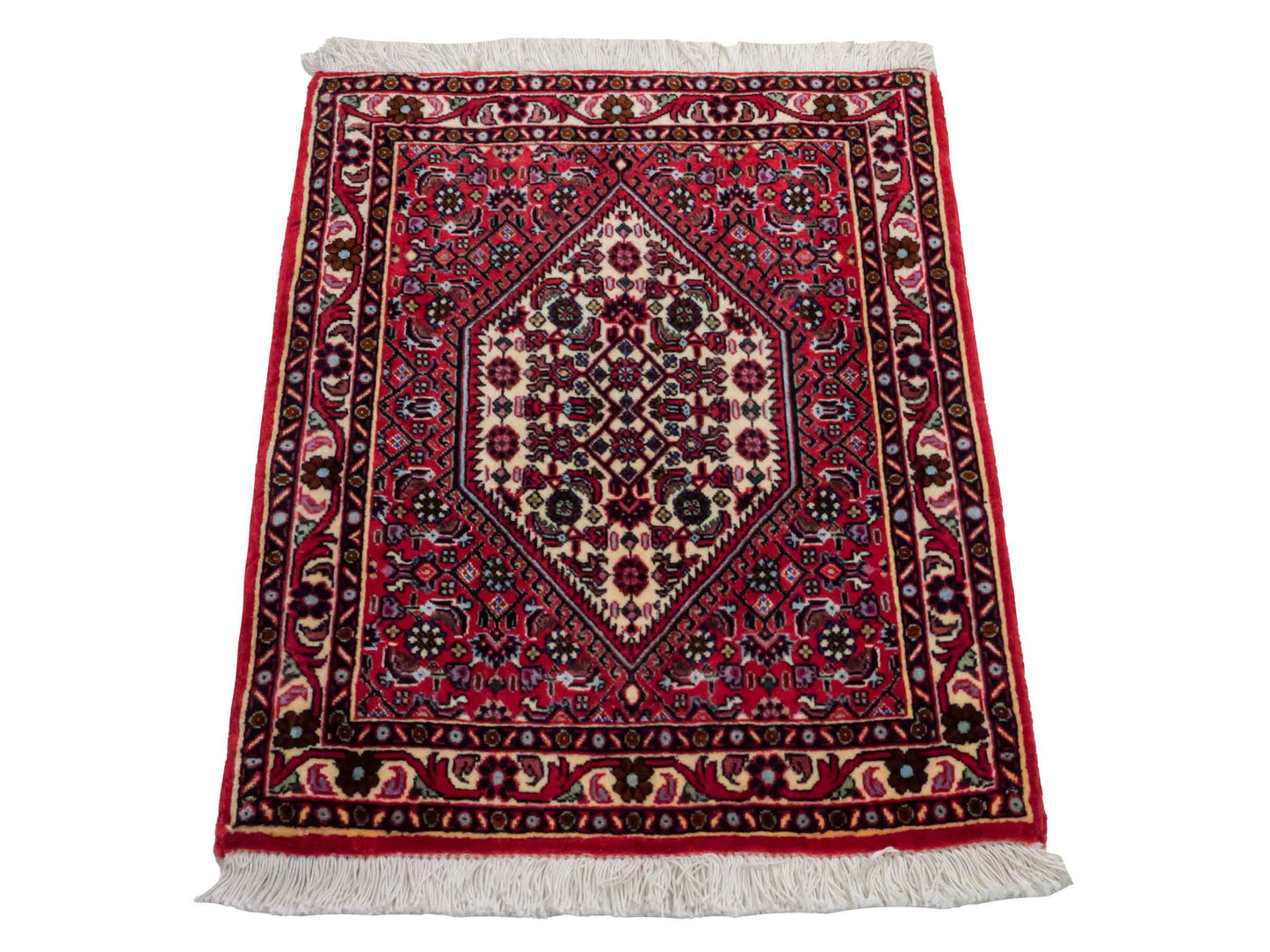 Handgeknüpfter Bidjar Sandjan Perserteppich von Khademi aus Wolle, rot. Kurdischer Dorfteppich mit geometrischem Medaillon. Von Hand geknüpft in Iran. Größe: 60 cm x 50 cm. Teppichnummer: DB3-1050. Verkauf durch Jupiter Intl.