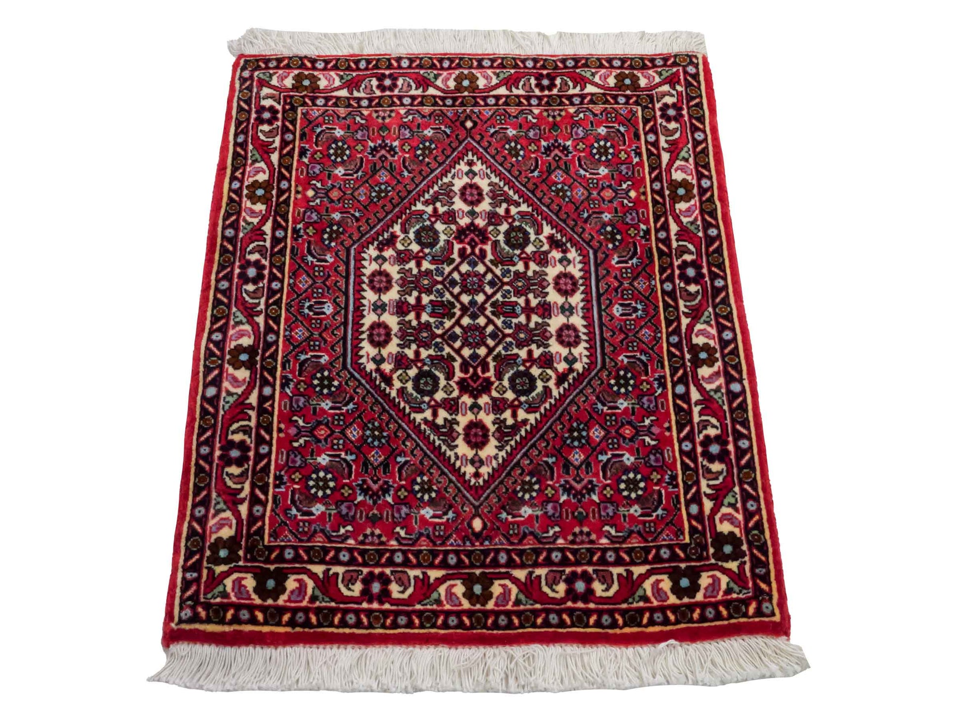 Handgeknüpfter Bidjar Sandjan Perserteppich von Khademi aus Wolle, rot. Kurdischer Dorfteppich mit geometrischem Medaillon. Von Hand geknüpft in Iran. Größe: 60 cm x 50 cm. Teppichnummer: DB3-1050. Verkauf durch Jupiter Intl.