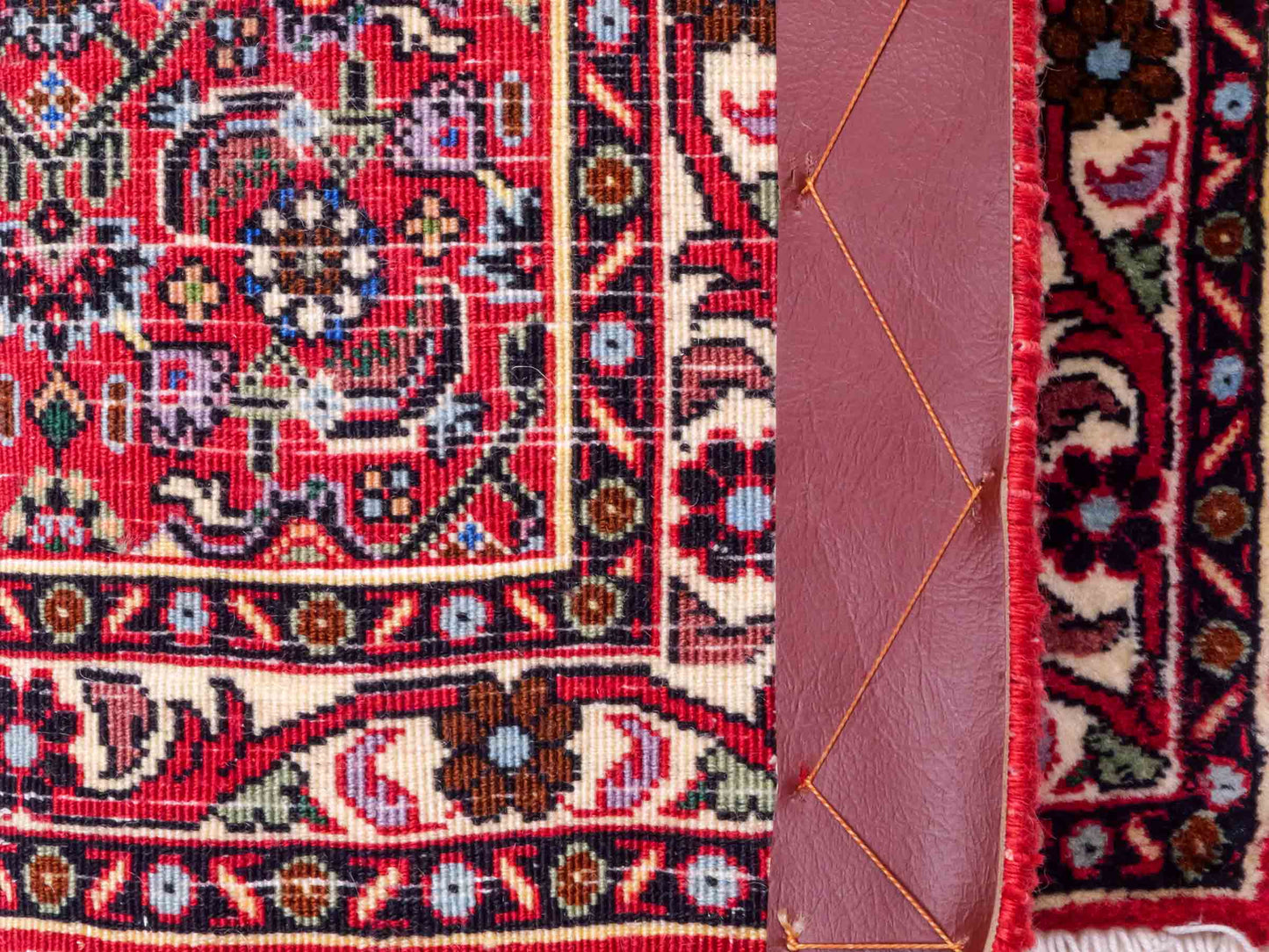 Handgeknüpfter Bidjar Sandjan Perserteppich von Khademi aus Wolle, rot. Kurdischer Dorfteppich mit geometrischem Medaillon. Von Hand geknüpft in Iran. Größe: 60 cm x 50 cm. Teppichnummer: DB3-1050. Verkauf durch Jupiter Intl.