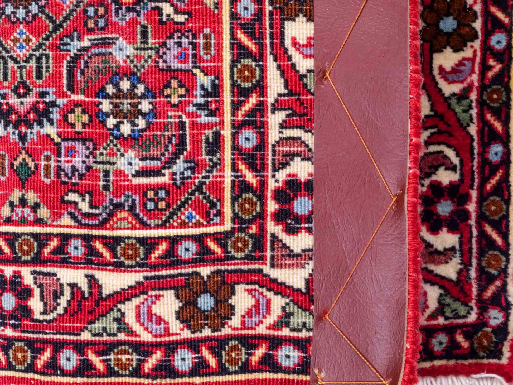 Handgeknüpfter Bidjar Sandjan Perserteppich von Khademi aus Wolle, rot. Kurdischer Dorfteppich mit geometrischem Medaillon. Von Hand geknüpft in Iran. Größe: 60 cm x 50 cm. Teppichnummer: DB3-1050. Verkauf durch Jupiter Intl.