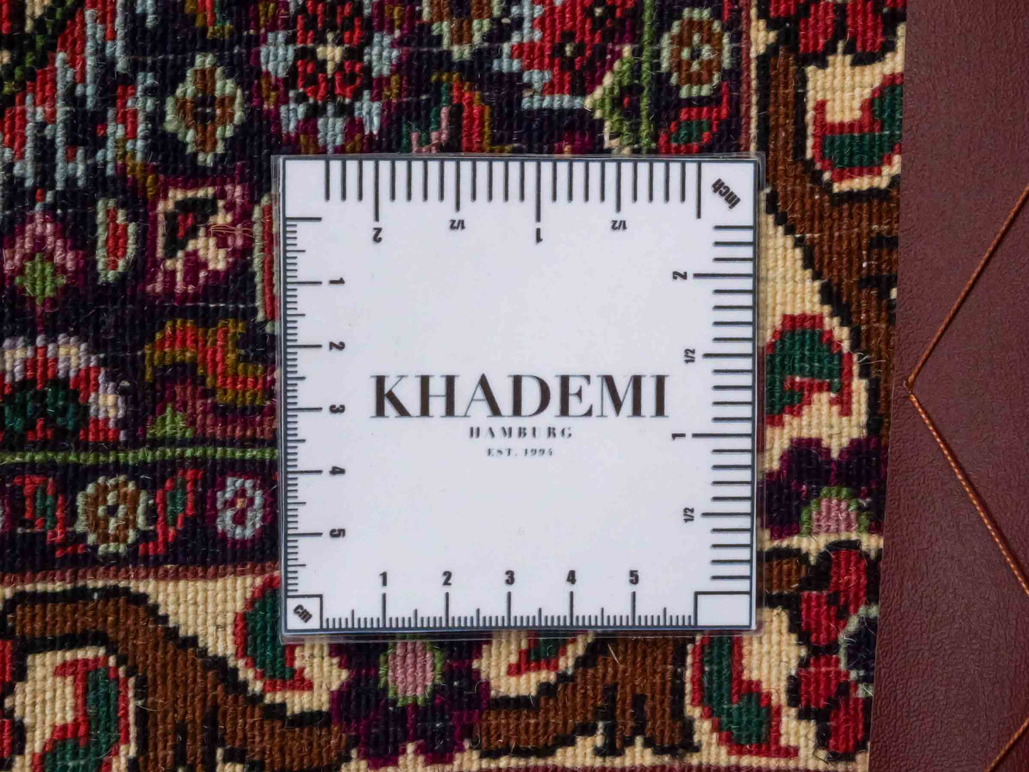 Handgeknüpfter Bidjar Sandjan Perserteppich von Khademi aus Wolle, rot. Kurdischer Dorfteppich mit geometrischem Medaillon. Von Hand geknüpft in Iran. Größe: 60 cm x 50 cm. Teppichnummer: DB3-1052. Verkauf durch Jupiter Intl.