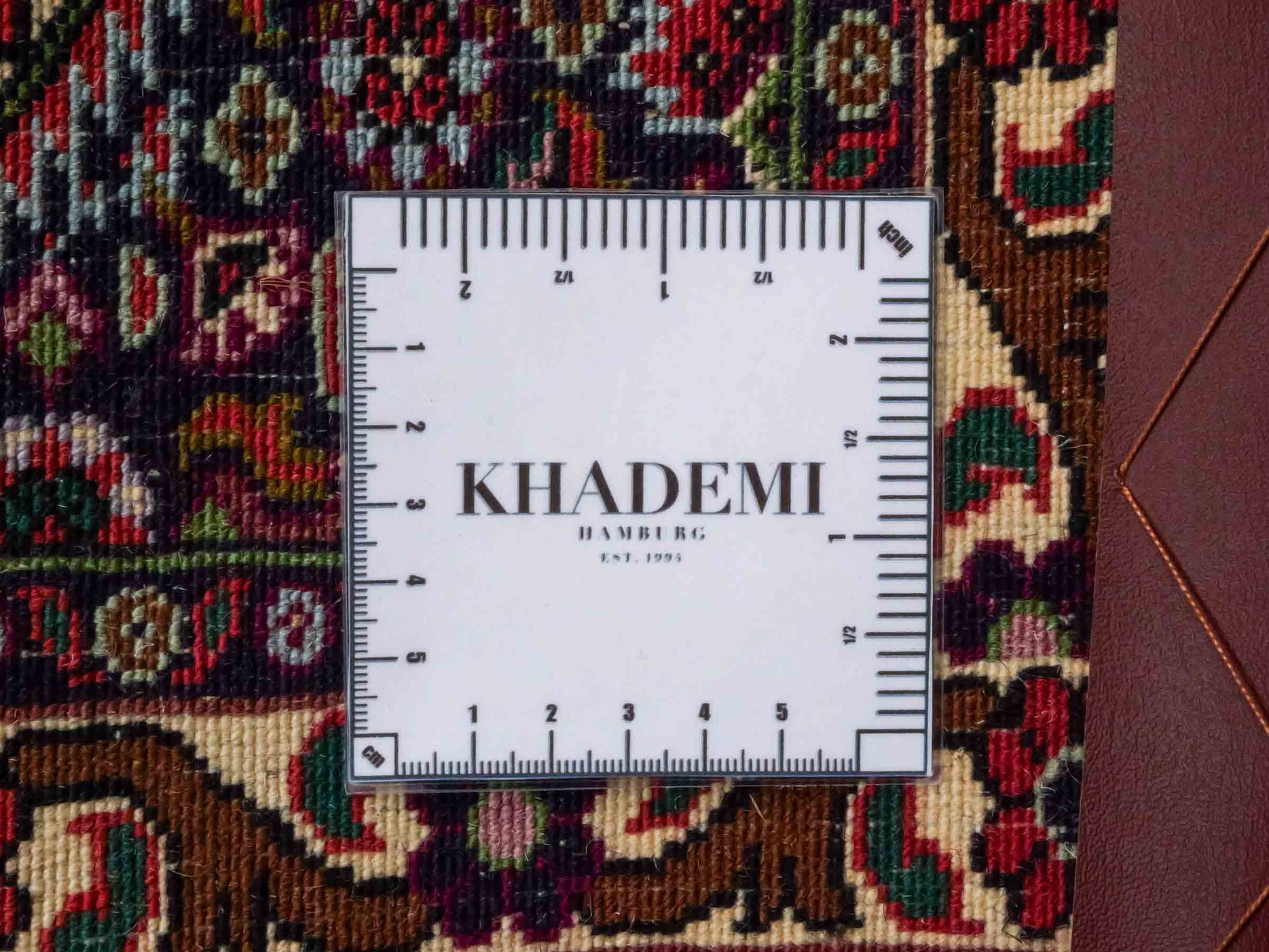 Handgeknüpfter Bidjar Sandjan Perserteppich von Khademi aus Wolle, rot. Kurdischer Dorfteppich mit geometrischem Medaillon. Von Hand geknüpft in Iran. Größe: 60 cm x 50 cm. Teppichnummer: DB3-1052. Verkauf durch Jupiter Intl.
