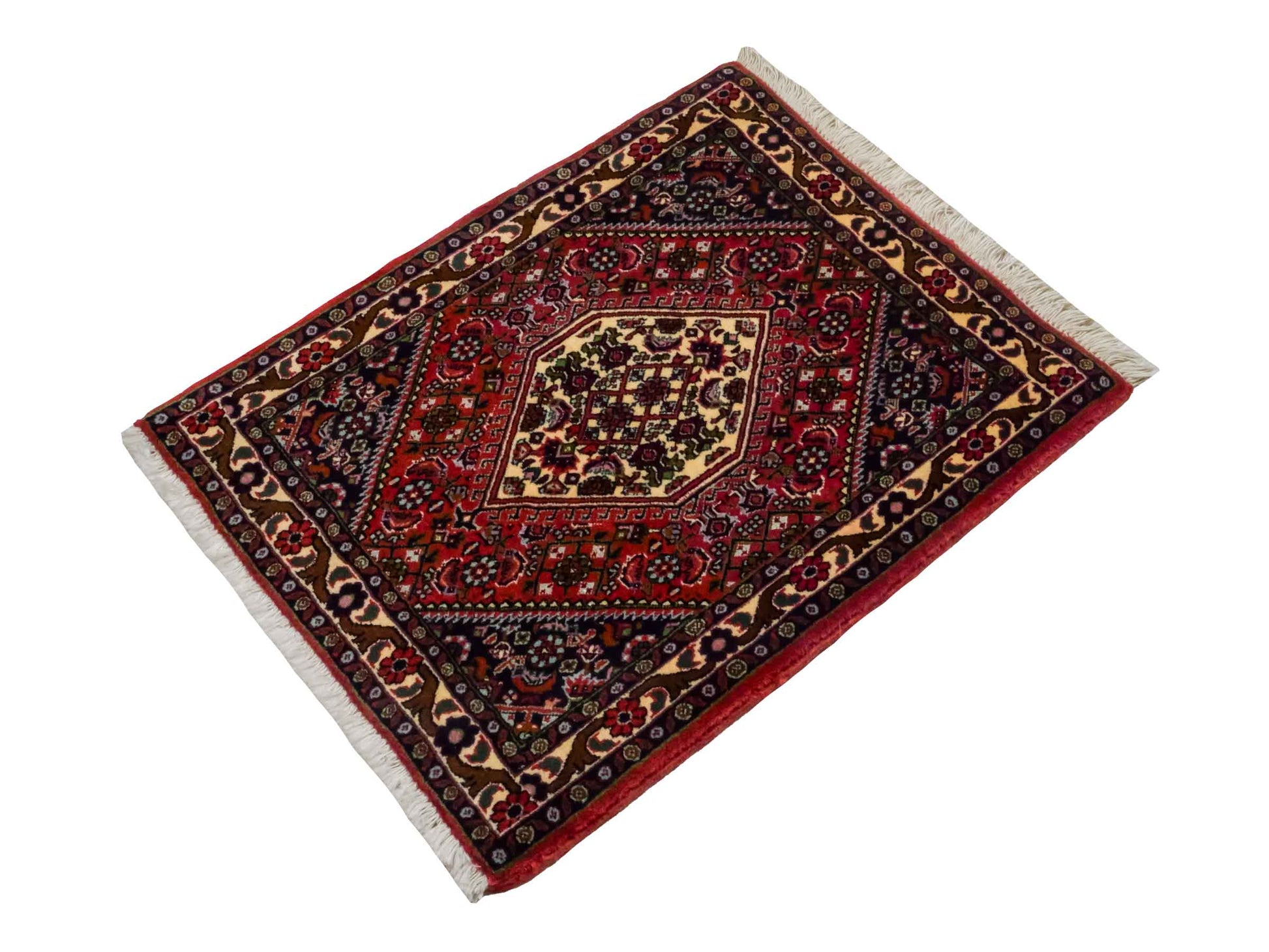 Handgeknüpfter Bidjar Sandjan Perserteppich von Khademi aus Wolle, rot. Kurdischer Dorfteppich mit geometrischem Medaillon. Von Hand geknüpft in Iran. Größe: 60 cm x 50 cm. Teppichnummer: DB3-1052. Verkauf durch Jupiter Intl.