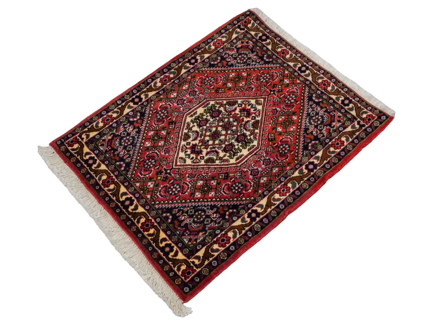 Handgeknüpfter Bidjar Sandjan Perserteppich von Khademi aus Wolle, rot. Kurdischer Dorfteppich mit geometrischem Medaillon. Von Hand geknüpft in Iran. Größe: 60 cm x 50 cm. Teppichnummer: DB3-1052. Verkauf durch Jupiter Intl.