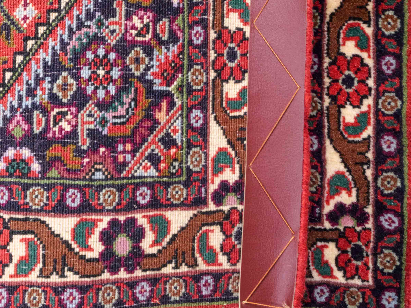 Handgeknüpfter Bidjar Sandjan Perserteppich von Khademi aus Wolle, rot. Kurdischer Dorfteppich mit geometrischem Medaillon. Von Hand geknüpft in Iran. Größe: 60 cm x 50 cm. Teppichnummer: DB3-1052. Verkauf durch Jupiter Intl.