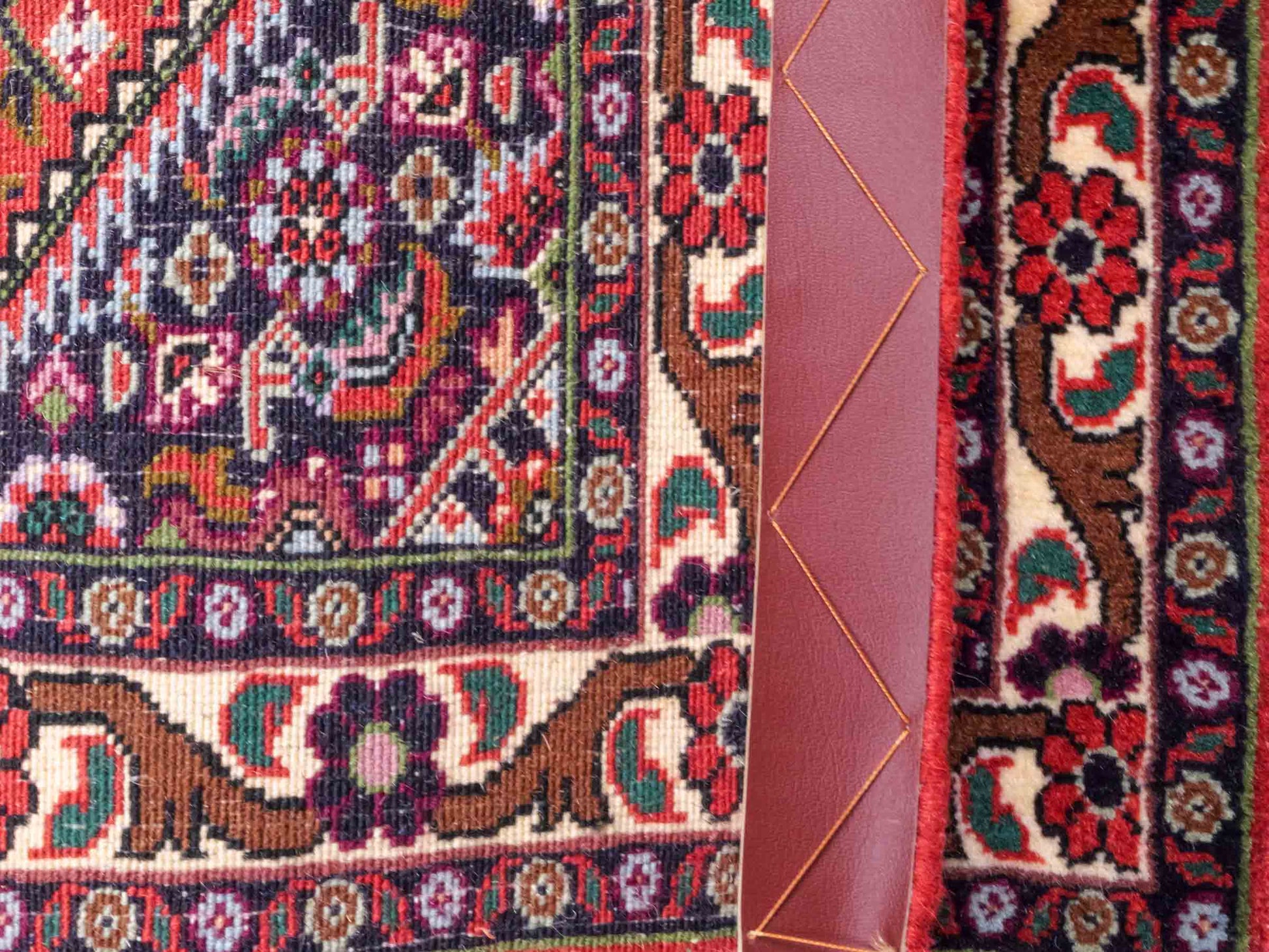 Handgeknüpfter Bidjar Sandjan Perserteppich von Khademi aus Wolle, rot. Kurdischer Dorfteppich mit geometrischem Medaillon. Von Hand geknüpft in Iran. Größe: 60 cm x 50 cm. Teppichnummer: DB3-1052. Verkauf durch Jupiter Intl.