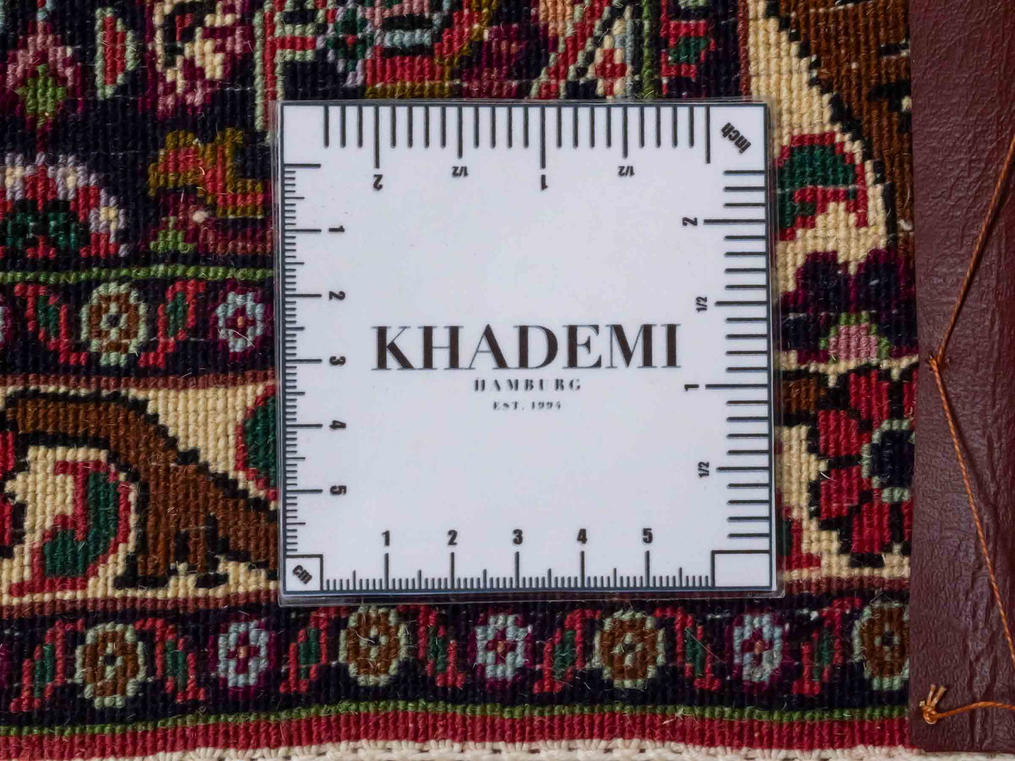 Handgeknüpfter Bidjar Sandjan Perserteppich von Khademi aus Wolle, rot. Kurdischer Dorfteppich mit geometrischem Medaillon. Von Hand geknüpft in Iran. Größe: 60 cm x 50 cm. Teppichnummer: DB3-1054. Verkauf durch Jupiter Intl.