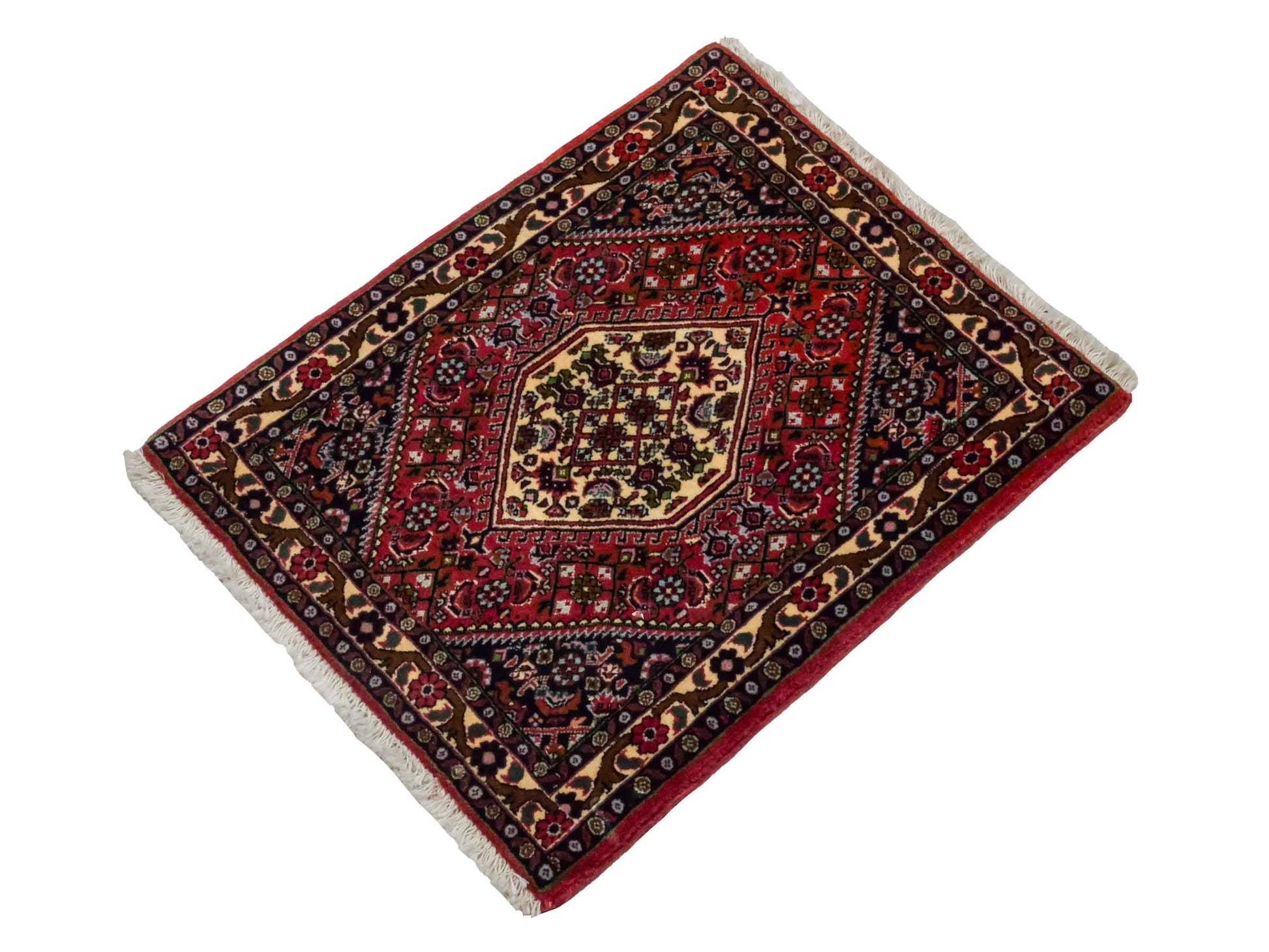 Handgeknüpfter Bidjar Sandjan Perserteppich von Khademi aus Wolle, rot. Kurdischer Dorfteppich mit geometrischem Medaillon. Von Hand geknüpft in Iran. Größe: 60 cm x 50 cm. Teppichnummer: DB3-1054. Verkauf durch Jupiter Intl.