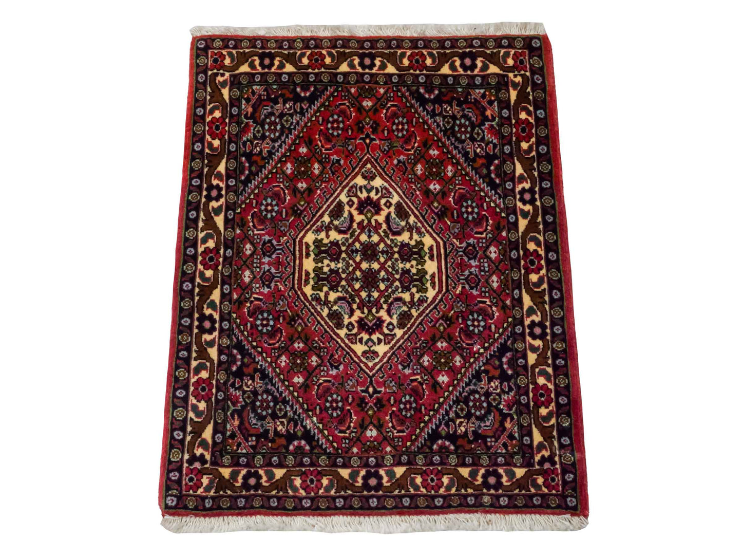 Handgeknüpfter Bidjar Sandjan Perserteppich von Khademi aus Wolle, rot. Kurdischer Dorfteppich mit geometrischem Medaillon. Von Hand geknüpft in Iran. Größe: 60 cm x 50 cm. Teppichnummer: DB3-1054. Verkauf durch Jupiter Intl.