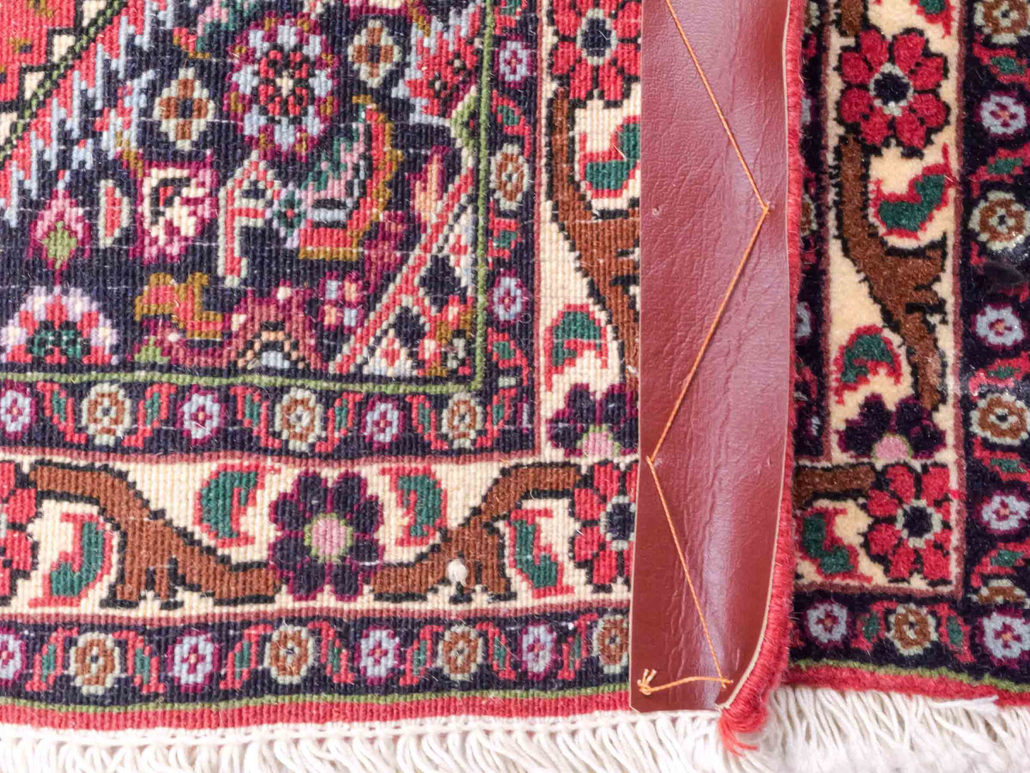 Handgeknüpfter Bidjar Sandjan Perserteppich von Khademi aus Wolle, rot. Kurdischer Dorfteppich mit geometrischem Medaillon. Von Hand geknüpft in Iran. Größe: 60 cm x 50 cm. Teppichnummer: DB3-1054. Verkauf durch Jupiter Intl.
