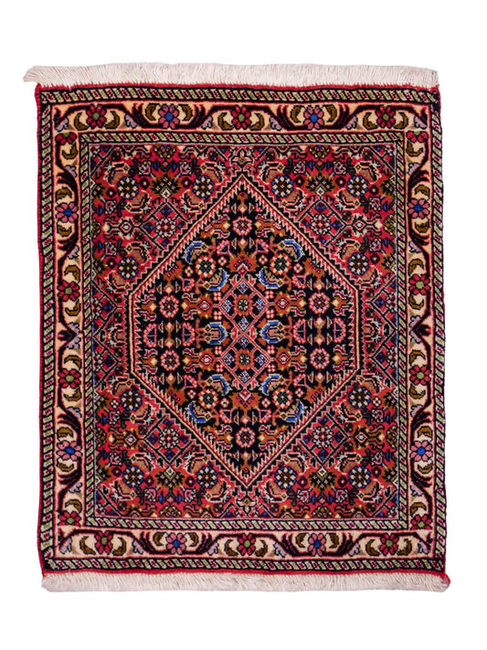 Handgeknüpfter Bidjar Sandjan Perserteppich von Khademi aus Wolle, mehrfarbig. Kurdischer Dorfteppich mit geometrischem Medaillon. Von Hand geknüpft in Iran. Größe: 60 cm x 50 cm. Teppichnummer: DB3-1055. Verkauf durch Jupiter Intl.