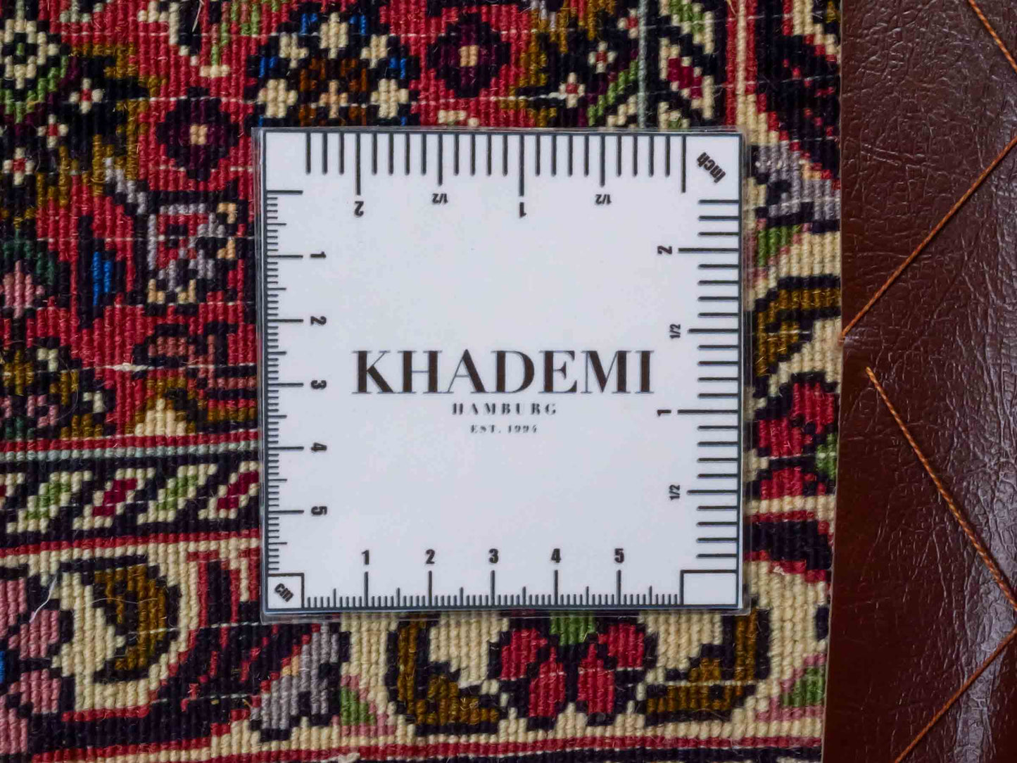 Handgeknüpfter Bidjar Sandjan Perserteppich von Khademi aus Wolle, mehrfarbig. Kurdischer Dorfteppich mit geometrischem Medaillon. Von Hand geknüpft in Iran. Größe: 60 cm x 50 cm. Teppichnummer: DB3-1055. Verkauf durch Jupiter Intl.