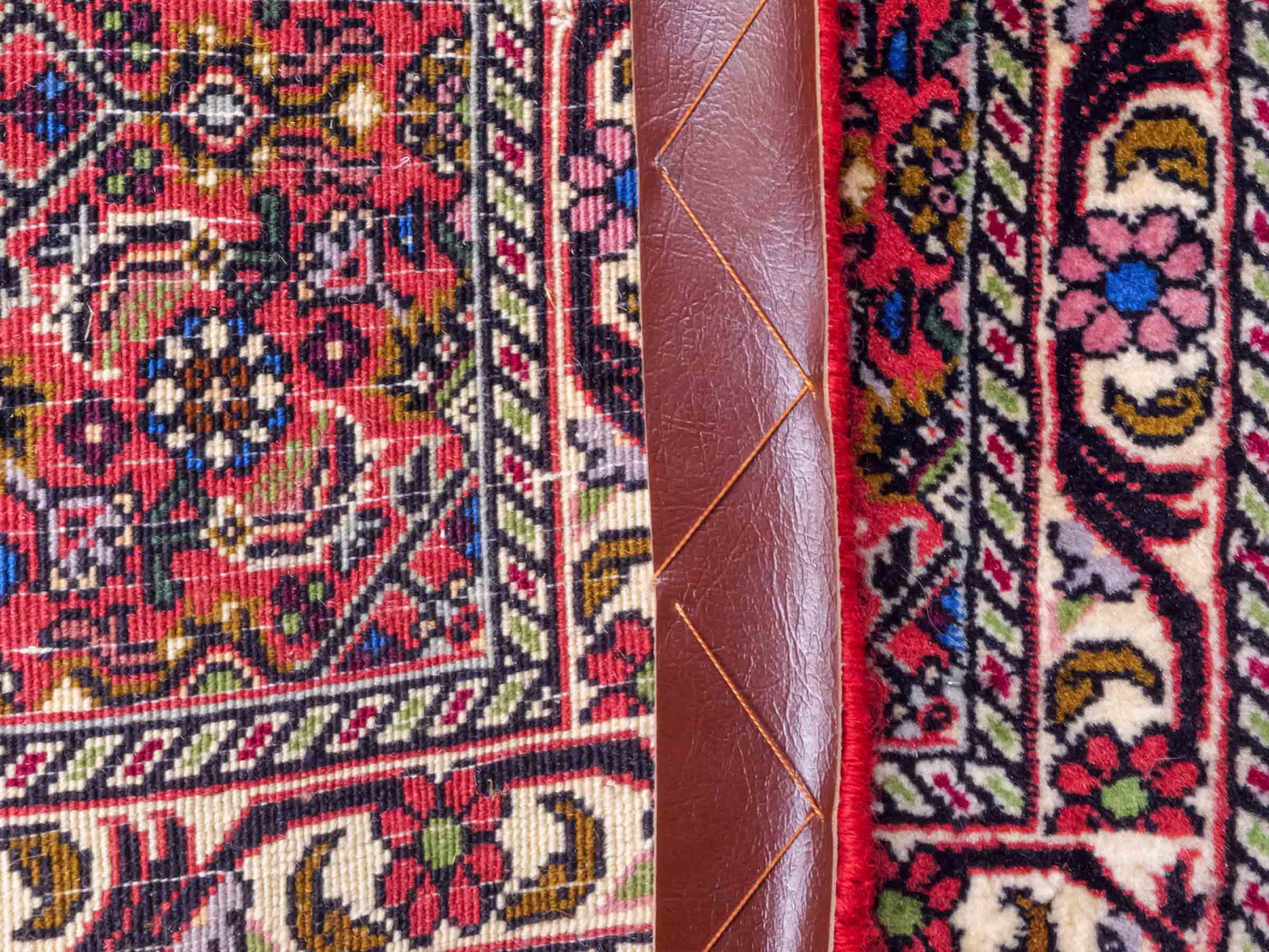 Handgeknüpfter Bidjar Sandjan Perserteppich von Khademi aus Wolle, mehrfarbig. Kurdischer Dorfteppich mit geometrischem Medaillon. Von Hand geknüpft in Iran. Größe: 60 cm x 50 cm. Teppichnummer: DB3-1055. Verkauf durch Jupiter Intl.