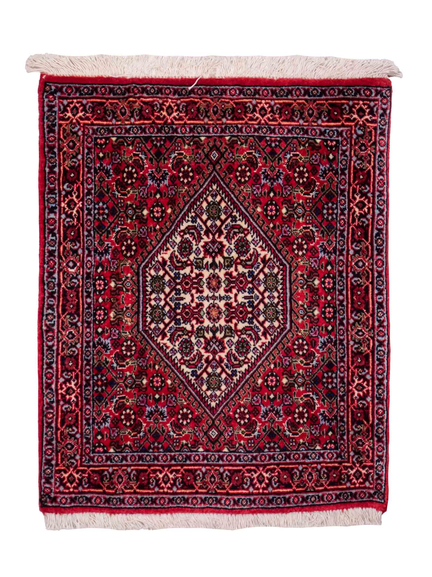 Handgeknüpfter Bidjar Sandjan Perserteppich von Khademi aus Wolle, rot. Kurdischer Dorfteppich mit geometrischem Medaillon. Von Hand geknüpft in Iran. Größe: 60 cm x 50 cm. Teppichnummer: DB3-1056. Verkauf durch Jupiter Intl.