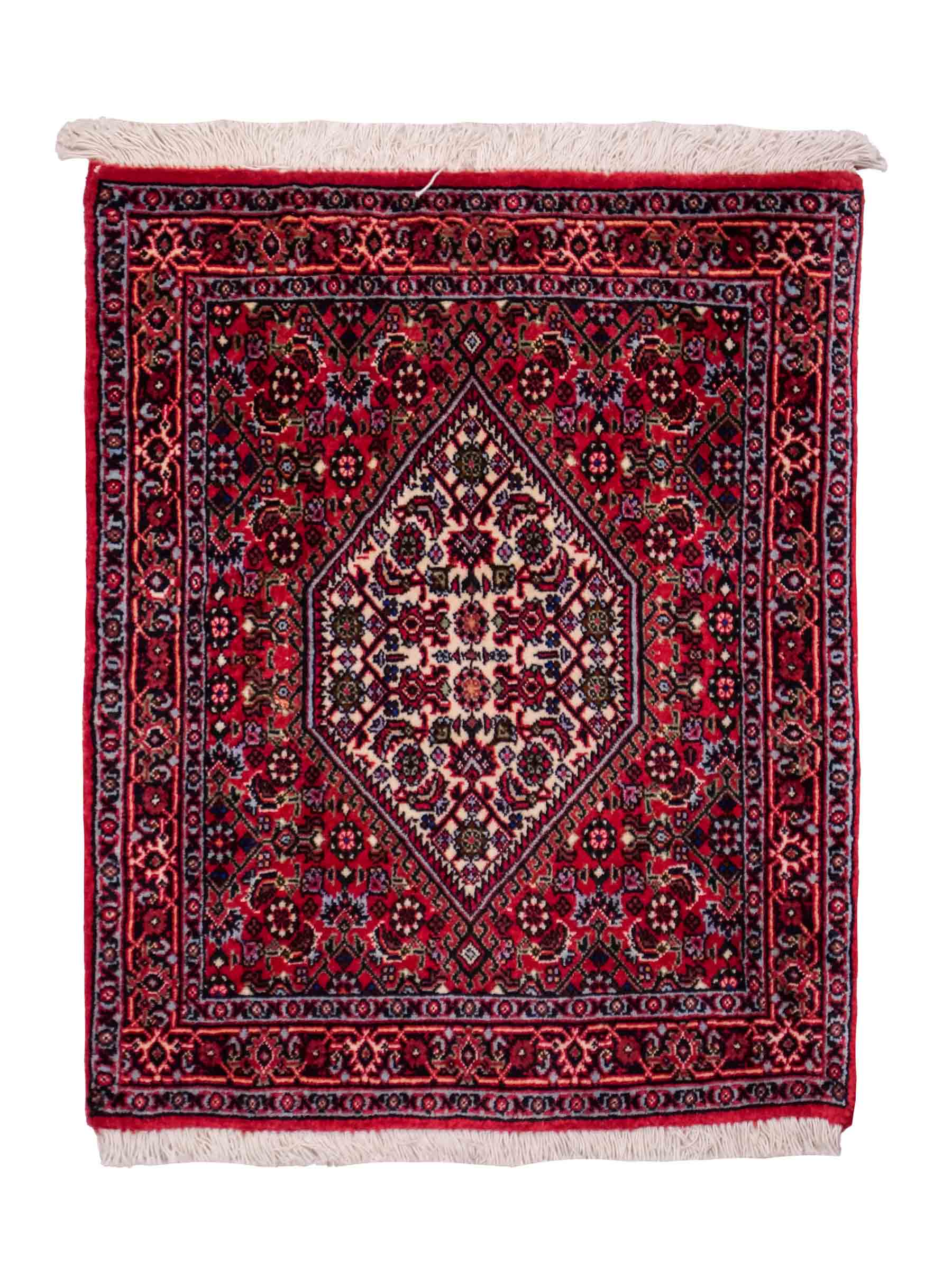 Handgeknüpfter Bidjar Sandjan Perserteppich von Khademi aus Wolle, rot. Kurdischer Dorfteppich mit geometrischem Medaillon. Von Hand geknüpft in Iran. Größe: 60 cm x 50 cm. Teppichnummer: DB3-1056. Verkauf durch Jupiter Intl.
