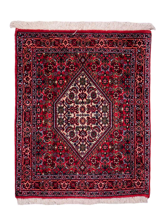 Handgeknüpfter Bidjar Sandjan Perserteppich von Khademi aus Wolle, rot. Kurdischer Dorfteppich mit geometrischem Medaillon. Von Hand geknüpft in Iran. Größe: 60 cm x 50 cm. Teppichnummer: DB3-1056. Verkauf durch Jupiter Intl.