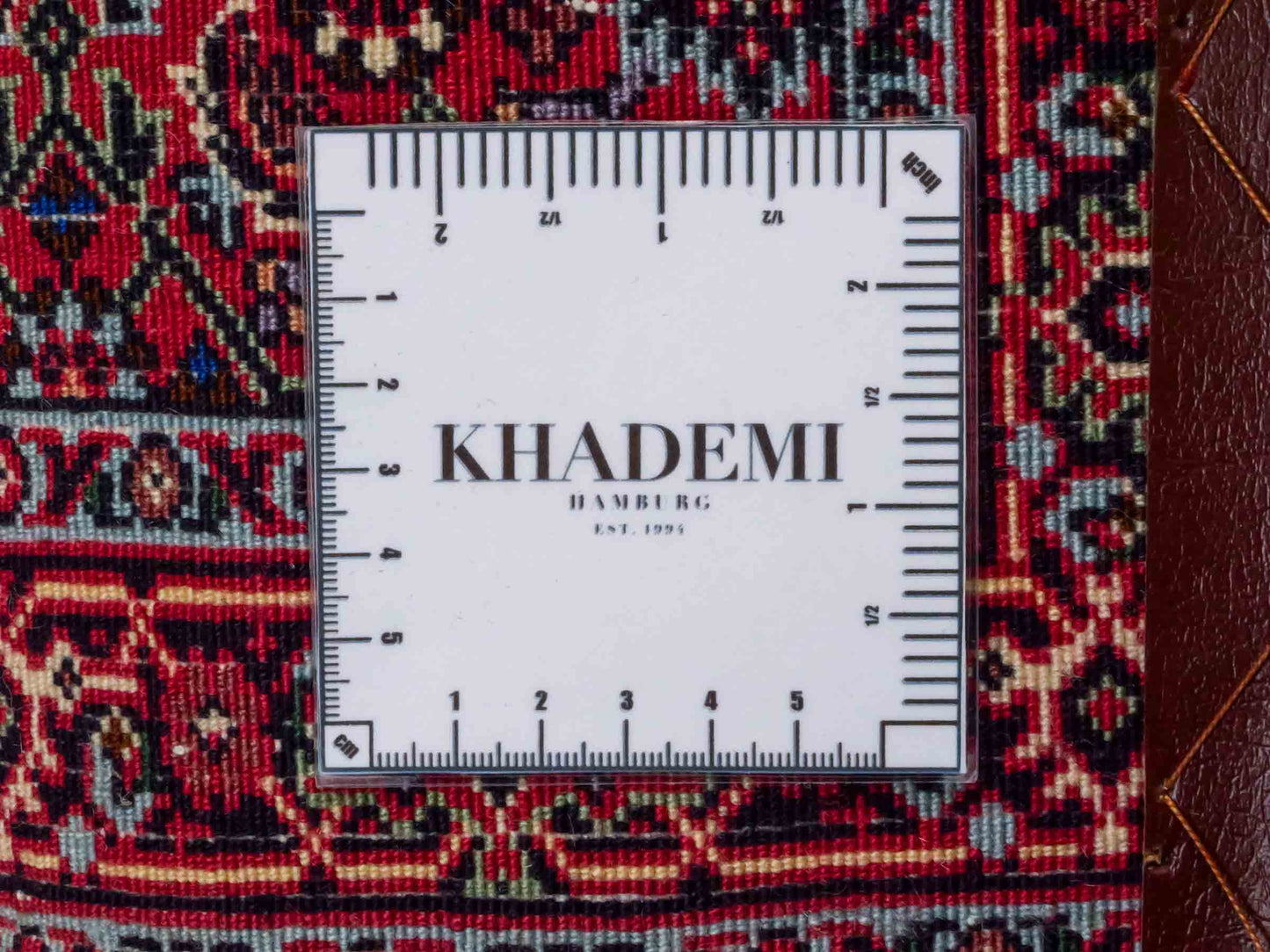 Handgeknüpfter Bidjar Sandjan Perserteppich von Khademi aus Wolle, rot. Kurdischer Dorfteppich mit geometrischem Medaillon. Von Hand geknüpft in Iran. Größe: 60 cm x 50 cm. Teppichnummer: DB3-1056. Verkauf durch Jupiter Intl.