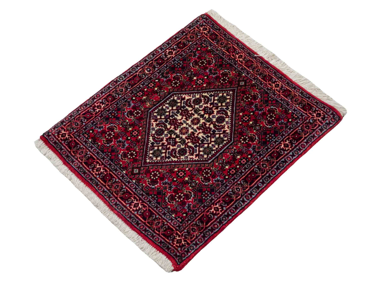 Handgeknüpfter Bidjar Sandjan Perserteppich von Khademi aus Wolle, rot. Kurdischer Dorfteppich mit geometrischem Medaillon. Von Hand geknüpft in Iran. Größe: 60 cm x 50 cm. Teppichnummer: DB3-1056. Verkauf durch Jupiter Intl.