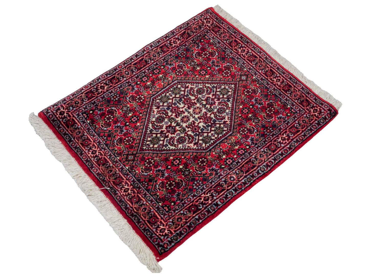 Handgeknüpfter Bidjar Sandjan Perserteppich von Khademi aus Wolle, rot. Kurdischer Dorfteppich mit geometrischem Medaillon. Von Hand geknüpft in Iran. Größe: 60 cm x 50 cm. Teppichnummer: DB3-1056. Verkauf durch Jupiter Intl.