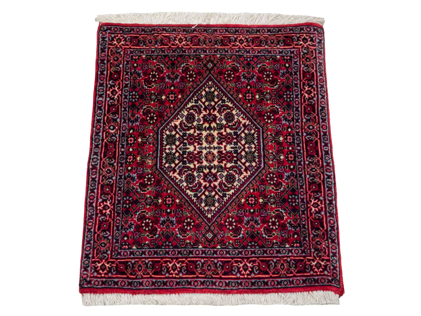 Handgeknüpfter Bidjar Sandjan Perserteppich von Khademi aus Wolle, rot. Kurdischer Dorfteppich mit geometrischem Medaillon. Von Hand geknüpft in Iran. Größe: 60 cm x 50 cm. Teppichnummer: DB3-1056. Verkauf durch Jupiter Intl.