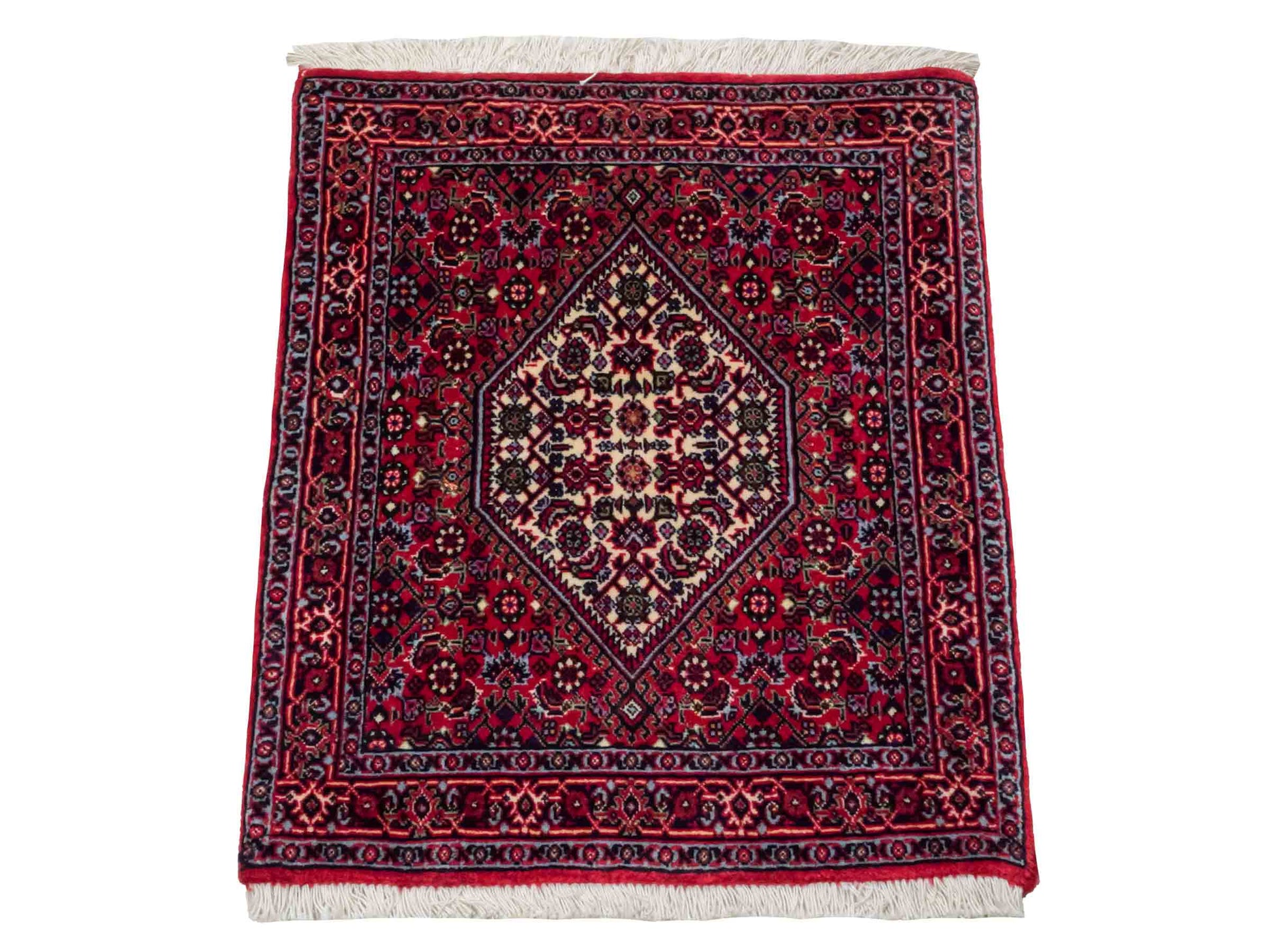 Handgeknüpfter Bidjar Sandjan Perserteppich von Khademi aus Wolle, rot. Kurdischer Dorfteppich mit geometrischem Medaillon. Von Hand geknüpft in Iran. Größe: 60 cm x 50 cm. Teppichnummer: DB3-1056. Verkauf durch Jupiter Intl.