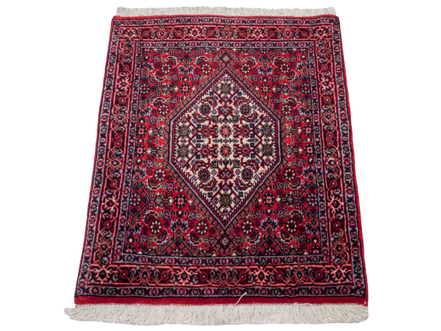 Handgeknüpfter Bidjar Sandjan Perserteppich von Khademi aus Wolle, rot. Kurdischer Dorfteppich mit geometrischem Medaillon. Von Hand geknüpft in Iran. Größe: 60 cm x 50 cm. Teppichnummer: DB3-1056. Verkauf durch Jupiter Intl.