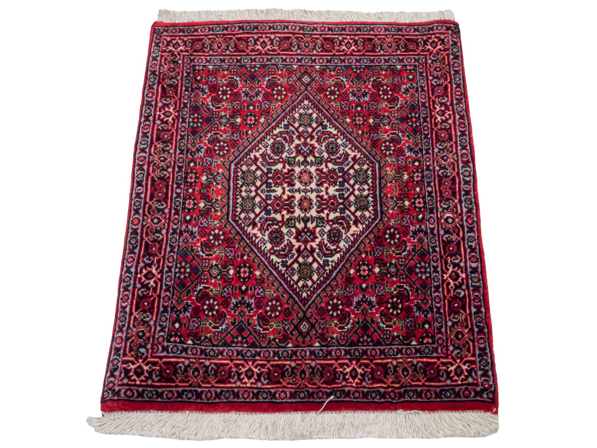 Handgeknüpfter Bidjar Sandjan Perserteppich von Khademi aus Wolle, rot. Kurdischer Dorfteppich mit geometrischem Medaillon. Von Hand geknüpft in Iran. Größe: 60 cm x 50 cm. Teppichnummer: DB3-1056. Verkauf durch Jupiter Intl.