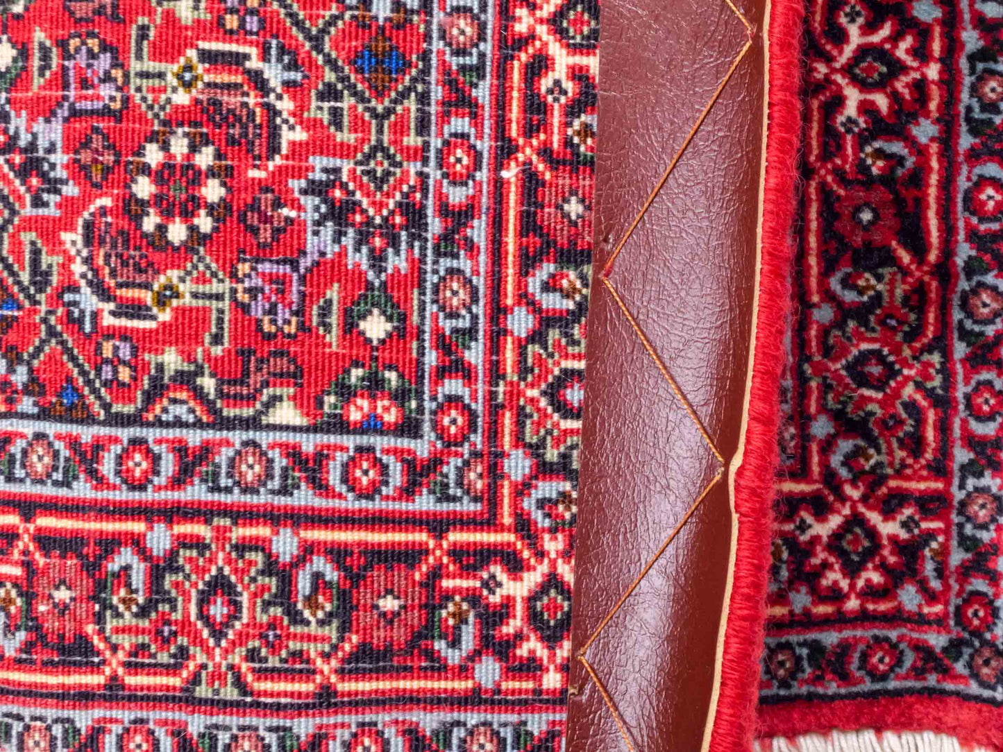 Handgeknüpfter Bidjar Sandjan Perserteppich von Khademi aus Wolle, rot. Kurdischer Dorfteppich mit geometrischem Medaillon. Von Hand geknüpft in Iran. Größe: 60 cm x 50 cm. Teppichnummer: DB3-1056. Verkauf durch Jupiter Intl.