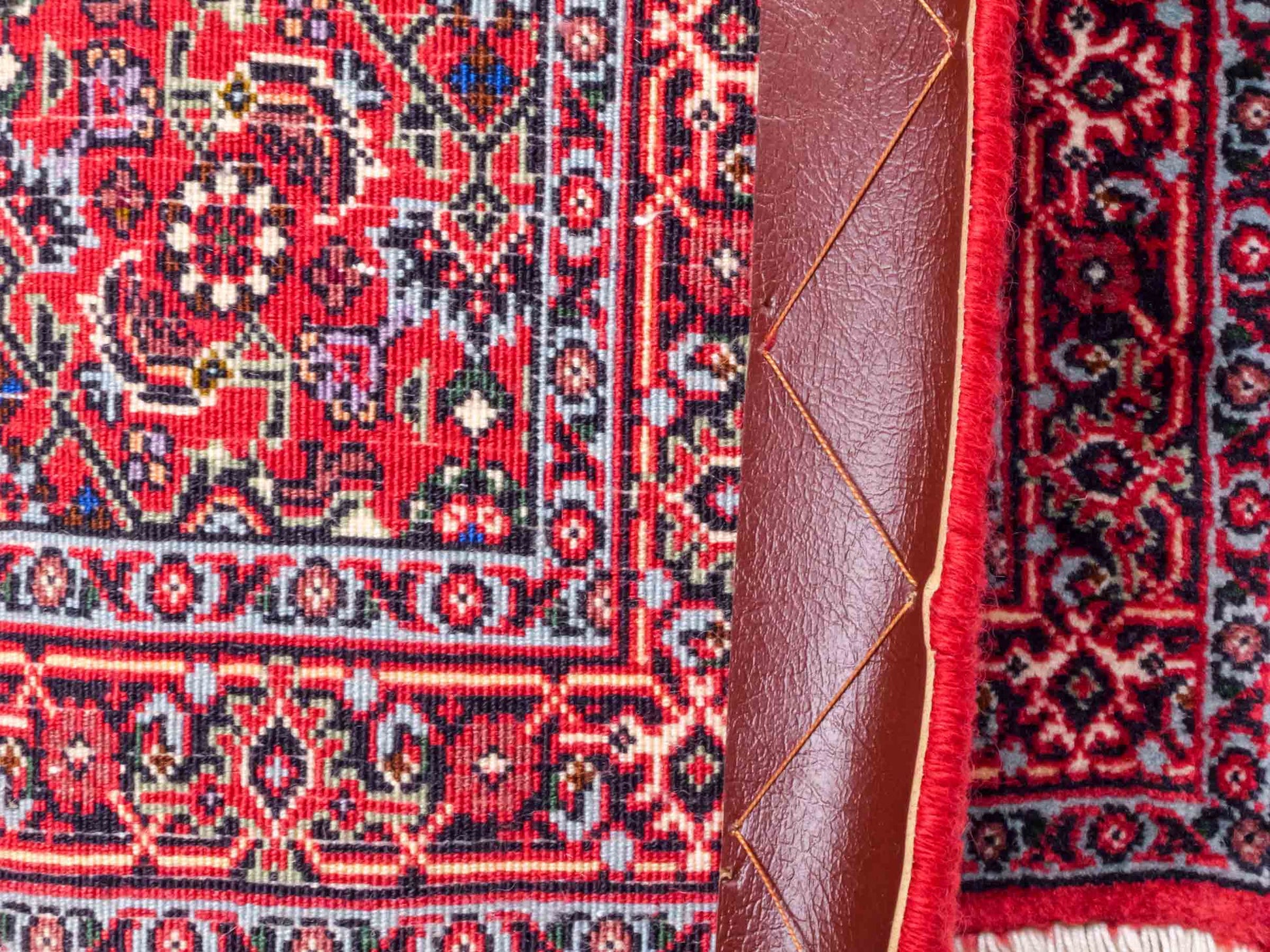 Handgeknüpfter Bidjar Sandjan Perserteppich von Khademi aus Wolle, rot. Kurdischer Dorfteppich mit geometrischem Medaillon. Von Hand geknüpft in Iran. Größe: 60 cm x 50 cm. Teppichnummer: DB3-1056. Verkauf durch Jupiter Intl.