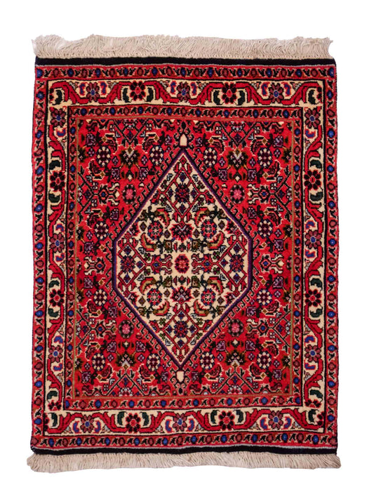 Handgeknüpfter Bidjar Sandjan Perserteppich von Khademi aus Wolle, rot. Kurdischer Dorfteppich mit geometrischem Medaillon. Von Hand geknüpft in Iran. Größe: 60 cm x 50 cm. Teppichnummer: DB3-1057. Verkauf durch Jupiter Intl.