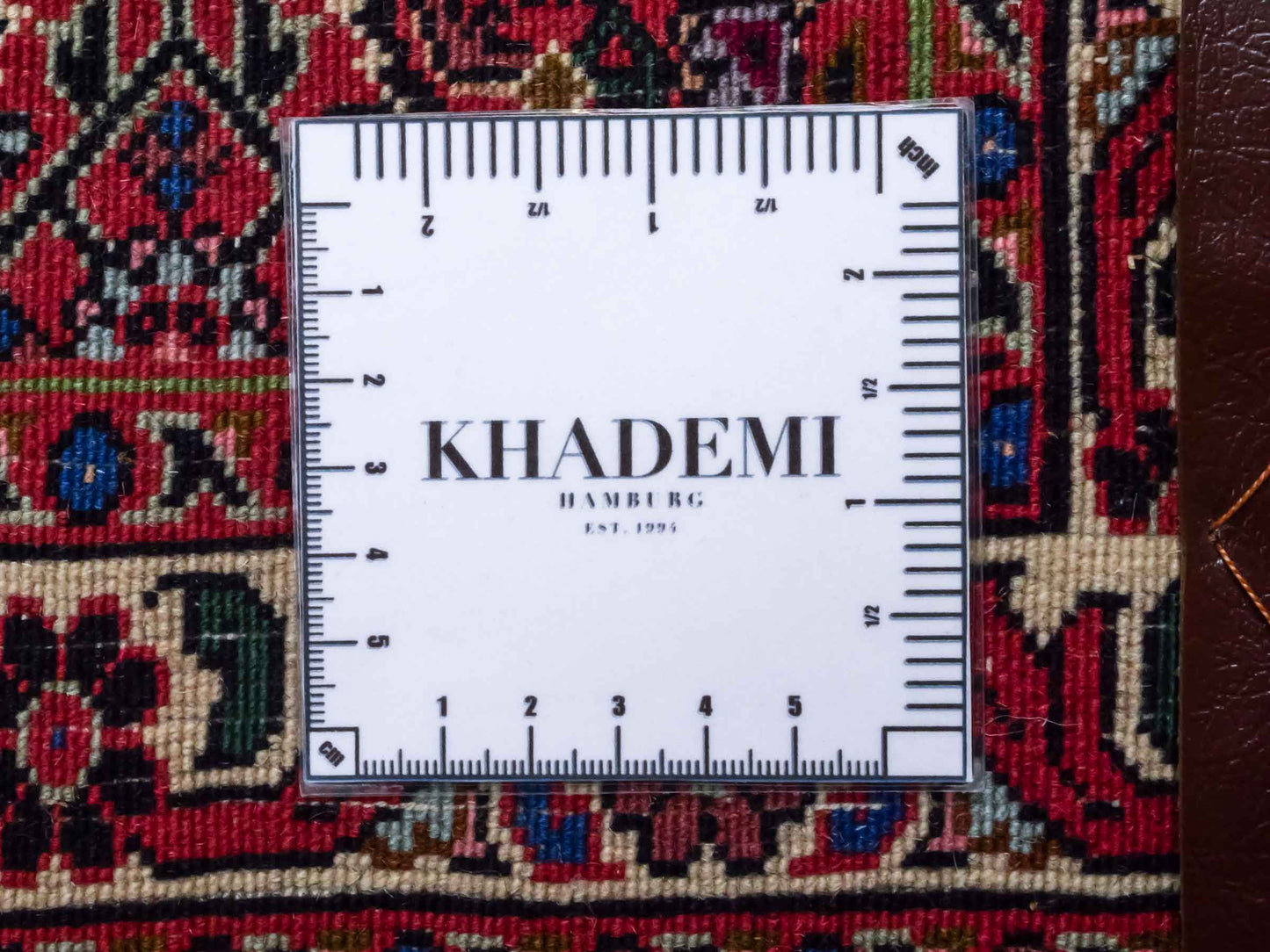 Handgeknüpfter Bidjar Sandjan Perserteppich von Khademi aus Wolle, rot. Kurdischer Dorfteppich mit geometrischem Medaillon. Von Hand geknüpft in Iran. Größe: 60 cm x 50 cm. Teppichnummer: DB3-1057. Verkauf durch Jupiter Intl.