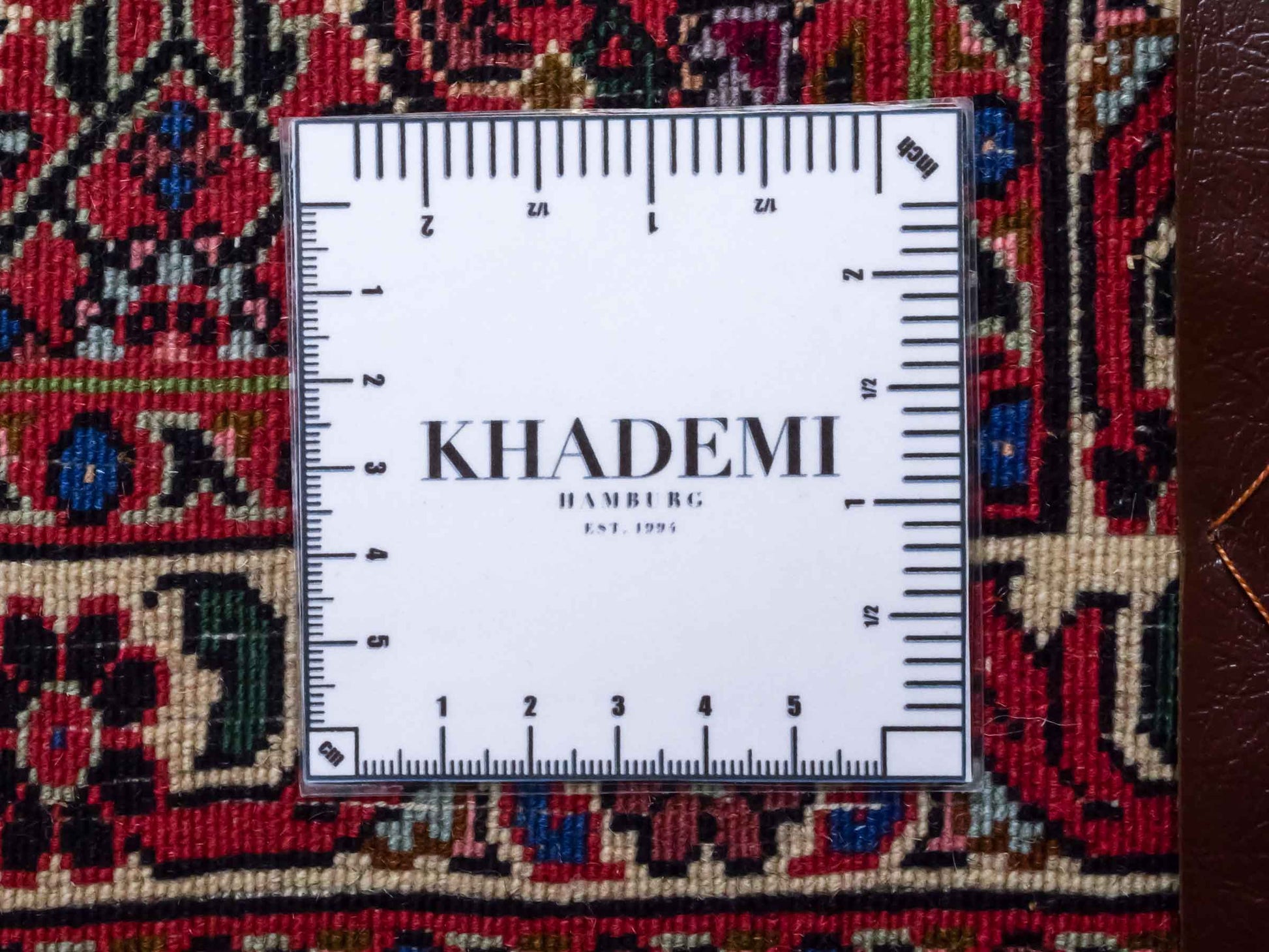 Handgeknüpfter Bidjar Sandjan Perserteppich von Khademi aus Wolle, rot. Kurdischer Dorfteppich mit geometrischem Medaillon. Von Hand geknüpft in Iran. Größe: 60 cm x 50 cm. Teppichnummer: DB3-1057. Verkauf durch Jupiter Intl.