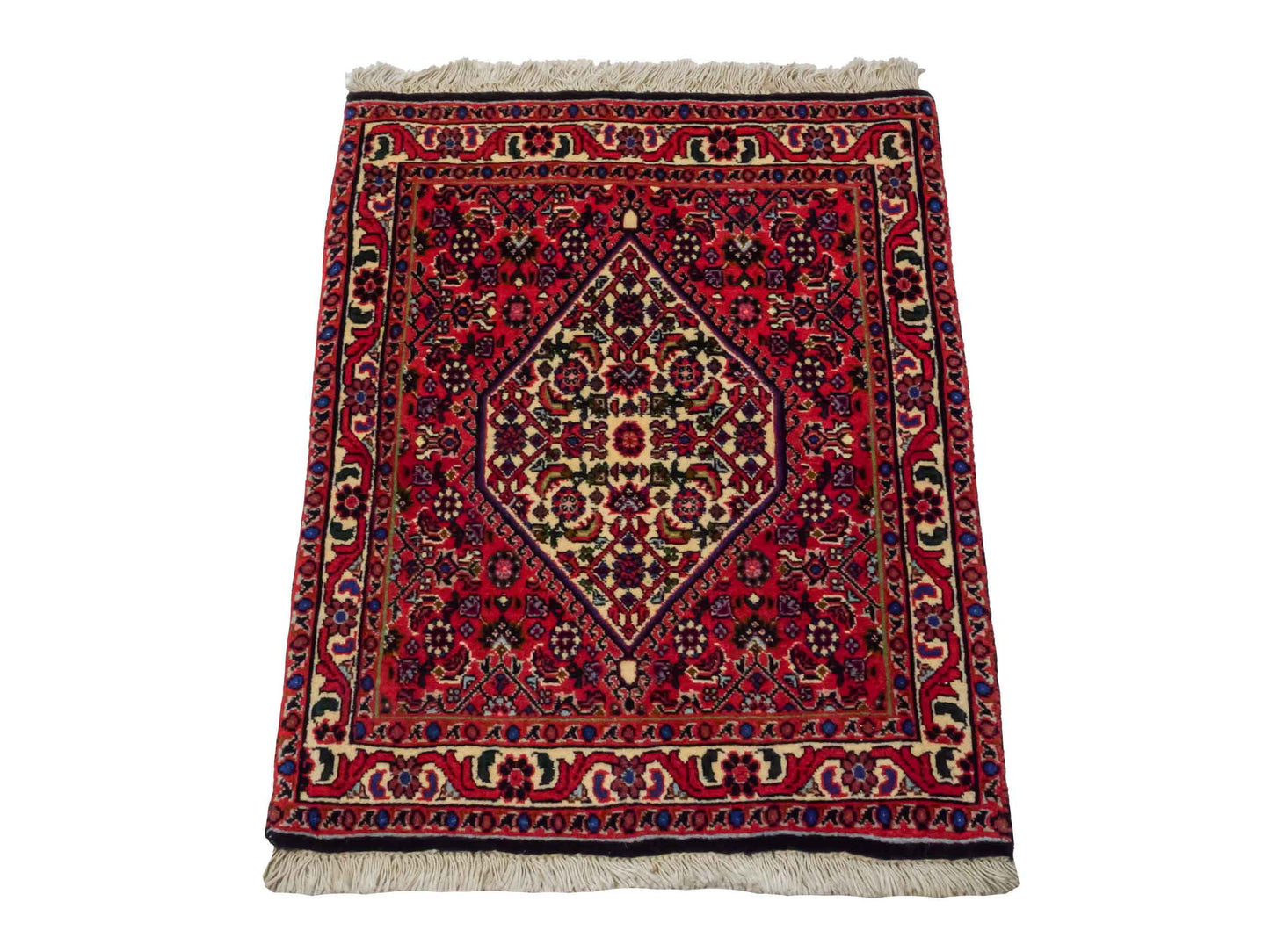 Handgeknüpfter Bidjar Sandjan Perserteppich von Khademi aus Wolle, rot. Kurdischer Dorfteppich mit geometrischem Medaillon. Von Hand geknüpft in Iran. Größe: 60 cm x 50 cm. Teppichnummer: DB3-1057. Verkauf durch Jupiter Intl.