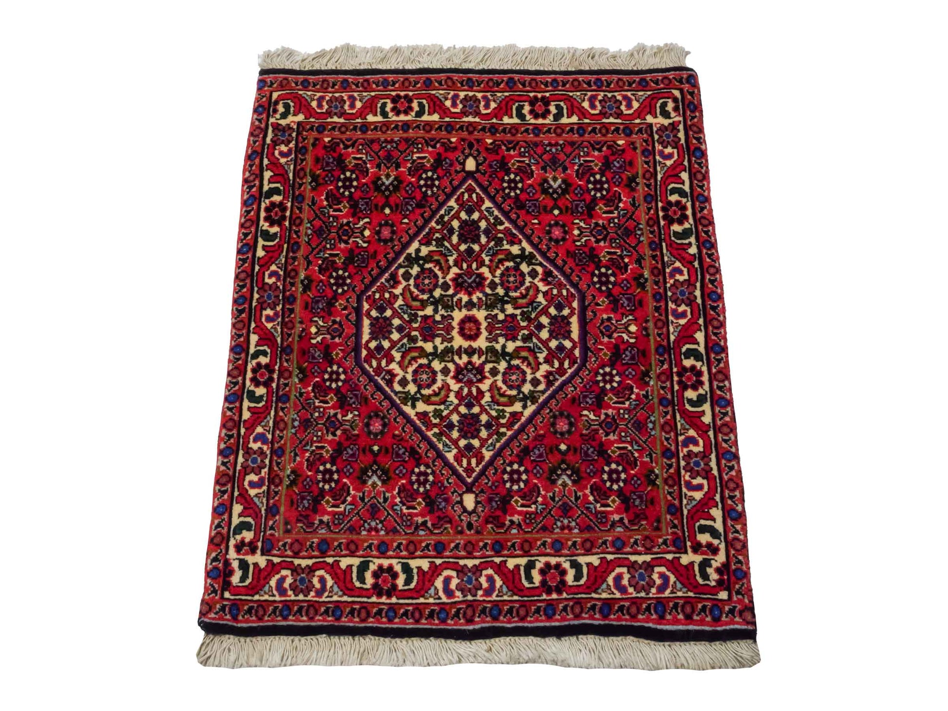 Handgeknüpfter Bidjar Sandjan Perserteppich von Khademi aus Wolle, rot. Kurdischer Dorfteppich mit geometrischem Medaillon. Von Hand geknüpft in Iran. Größe: 60 cm x 50 cm. Teppichnummer: DB3-1057. Verkauf durch Jupiter Intl.