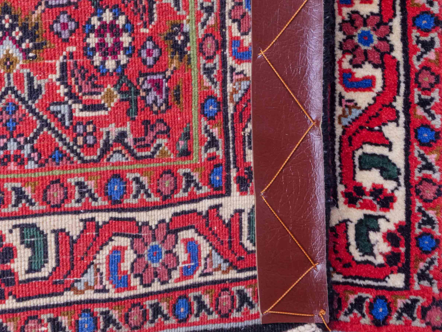 Handgeknüpfter Bidjar Sandjan Perserteppich von Khademi aus Wolle, rot. Kurdischer Dorfteppich mit geometrischem Medaillon. Von Hand geknüpft in Iran. Größe: 60 cm x 50 cm. Teppichnummer: DB3-1057. Verkauf durch Jupiter Intl.