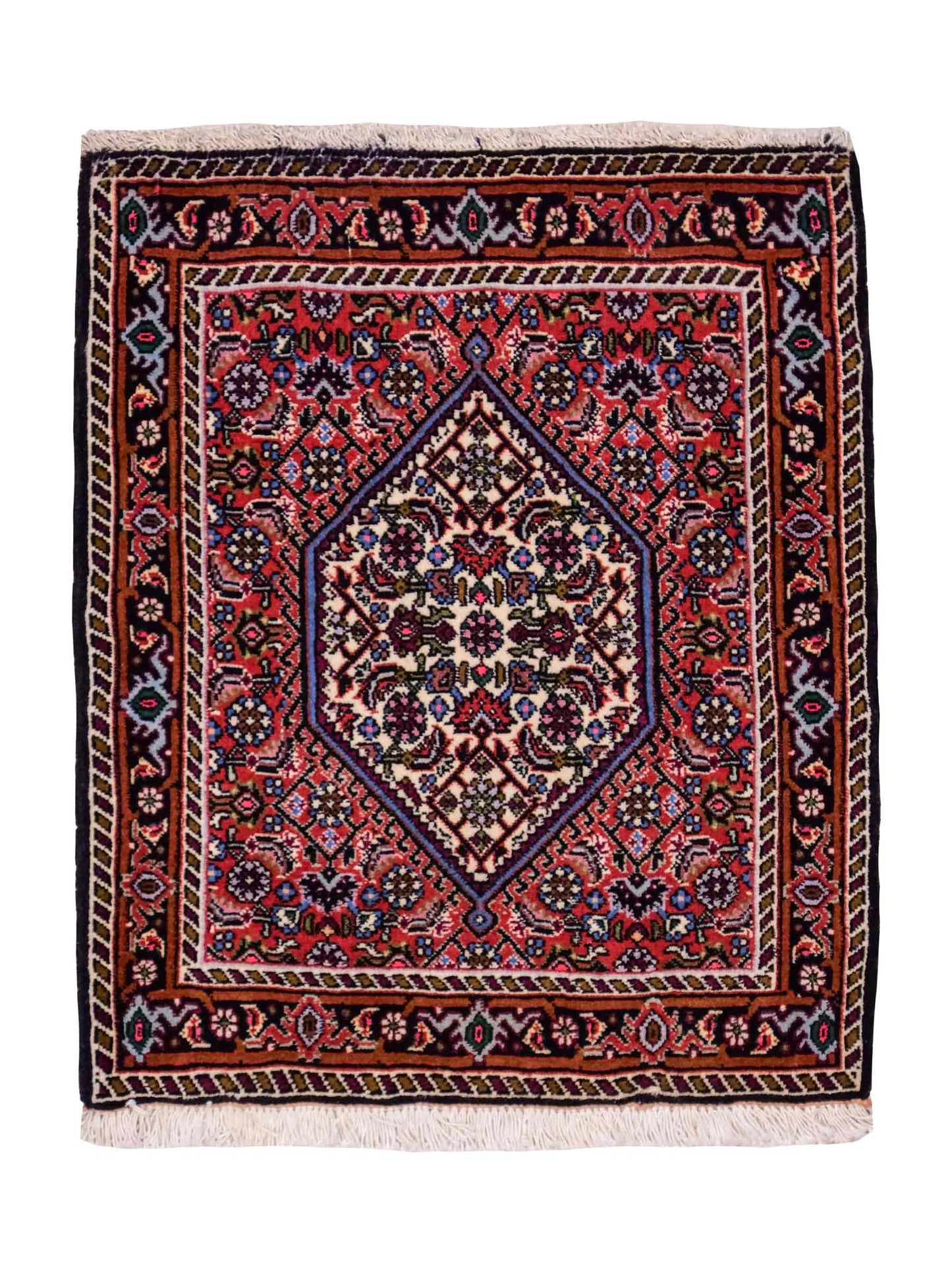 Handgeknüpfter Bidjar Sandjan Perserteppich von Khademi aus Wolle, rot. Kurdischer Dorfteppich mit geometrischem Medaillon. Von Hand geknüpft in Iran. Größe: 65 cm x 55 cm. Teppichnummer: DB3-1043. Verkauf durch Jupiter Intl.