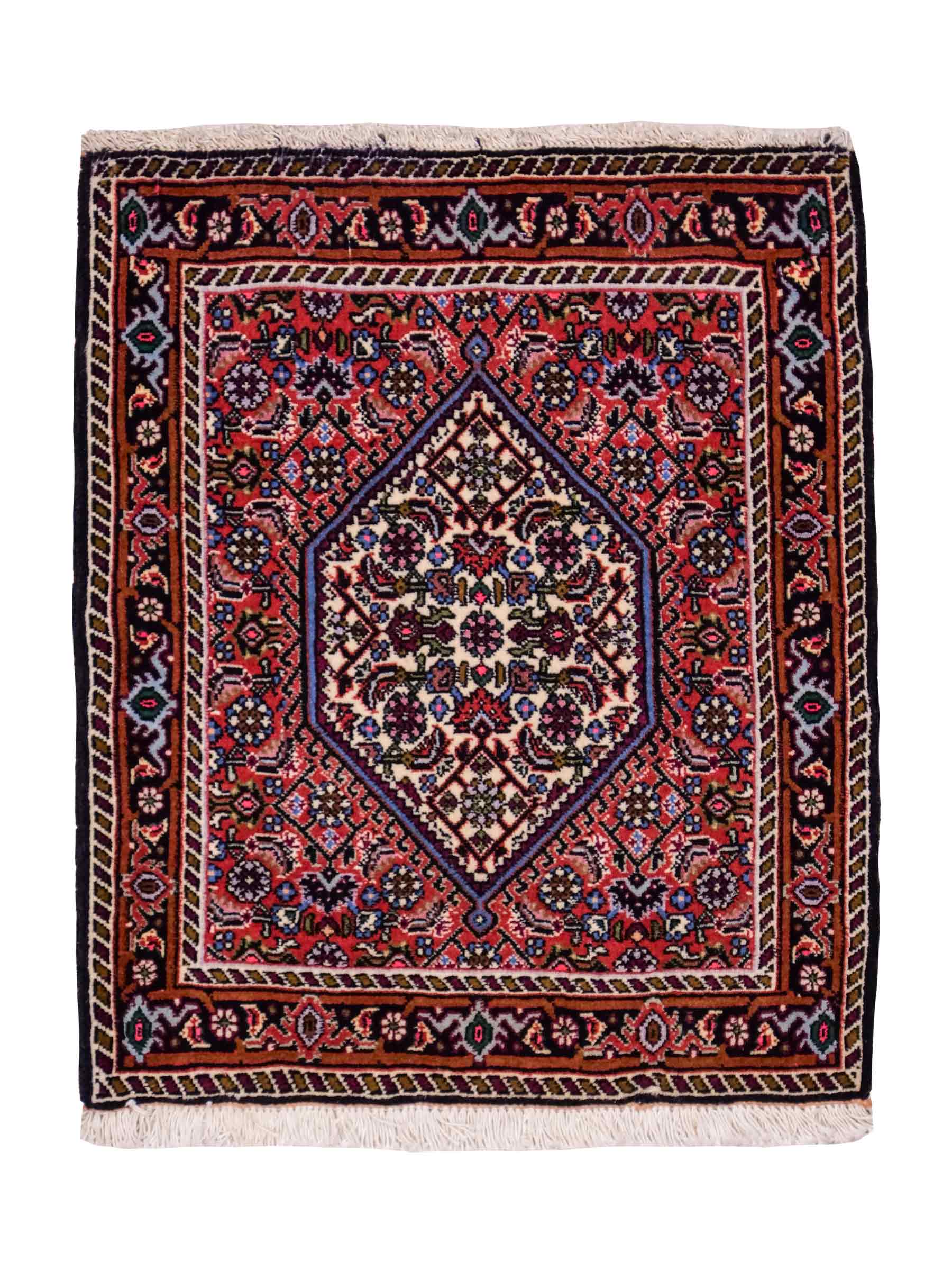 Handgeknüpfter Bidjar Sandjan Perserteppich von Khademi aus Wolle, rot. Kurdischer Dorfteppich mit geometrischem Medaillon. Von Hand geknüpft in Iran. Größe: 65 cm x 55 cm. Teppichnummer: DB3-1043. Verkauf durch Jupiter Intl.