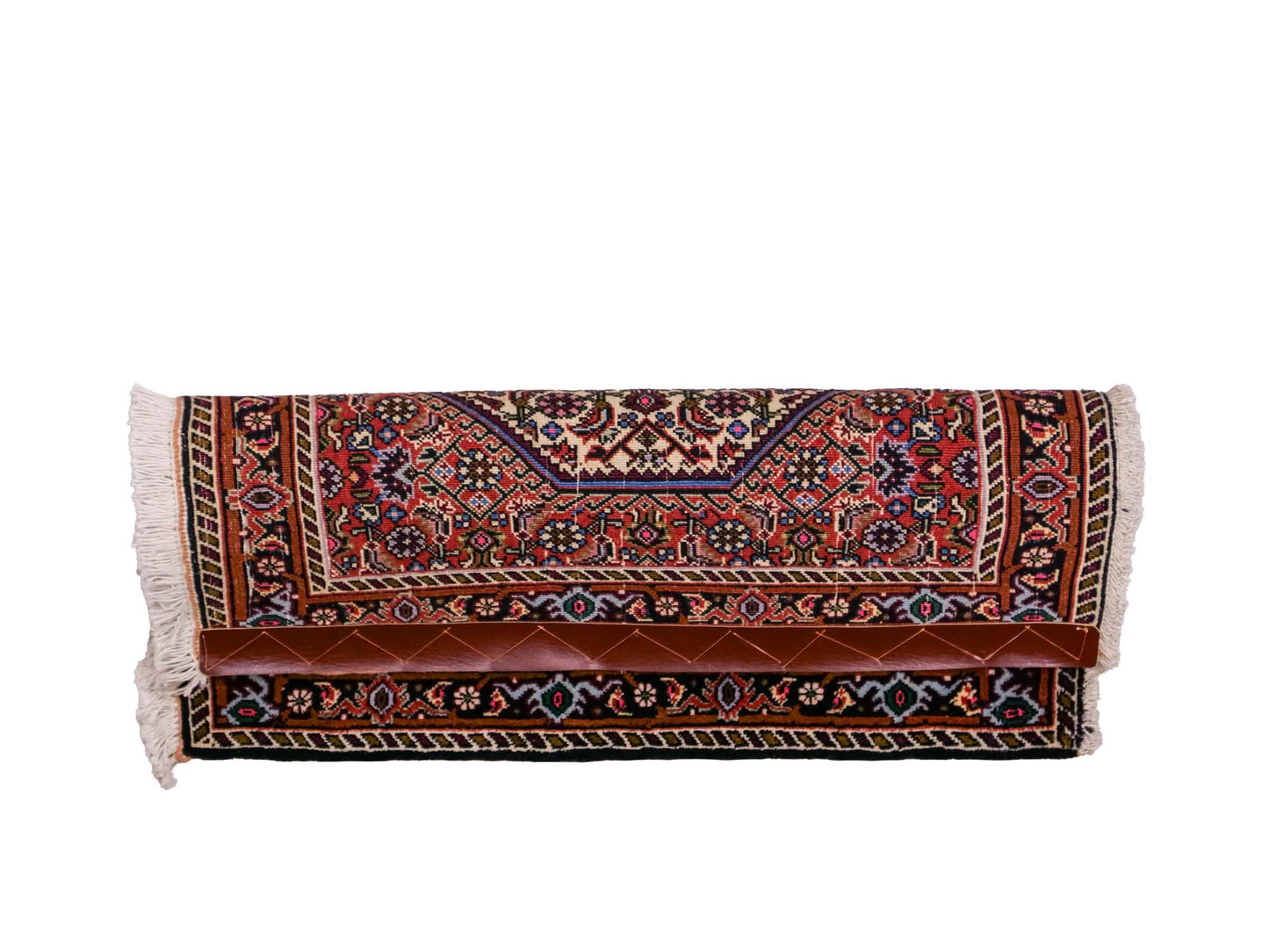 Handgeknüpfter Bidjar Sandjan Perserteppich von Khademi aus Wolle, rot. Kurdischer Dorfteppich mit geometrischem Medaillon. Von Hand geknüpft in Iran. Größe: 65 cm x 55 cm. Teppichnummer: DB3-1043. Verkauf durch Jupiter Intl.